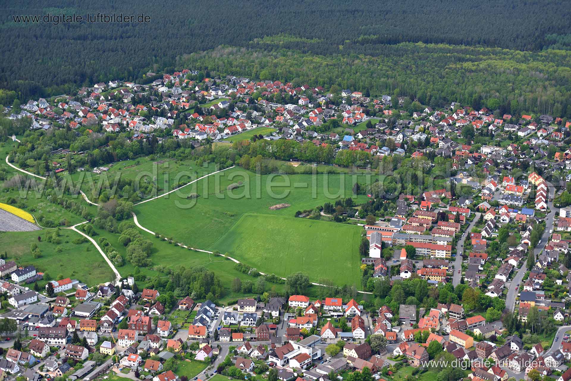 Titel: Fischbach, Bildnummer: n145530, Ort / Stadt: Nürnberg, (Land)Kreis: kreisfreie Stadt Nürnberg, Regierungsbezirk: Mittelfranken, Bundesland: Bayern, Aufnahmedatum: 11.05.2015, Schlagwörter: Luftbild, Luftbilder, Luftbildfotografie, Luftaufnahme, Luftbildaufnahme, Luftfoto, Vogelperspektive, Vogelansicht, Deutschland, Schräg- und Senkrecht-Luftaufnahmen, Orthofotografie, Fischbach, Eisweiherweg, Nestroystraße, Anzengrubenstraße, Bauernfeldstraße, Pellergasse, Augraben, Willy-Wunder-Straße,