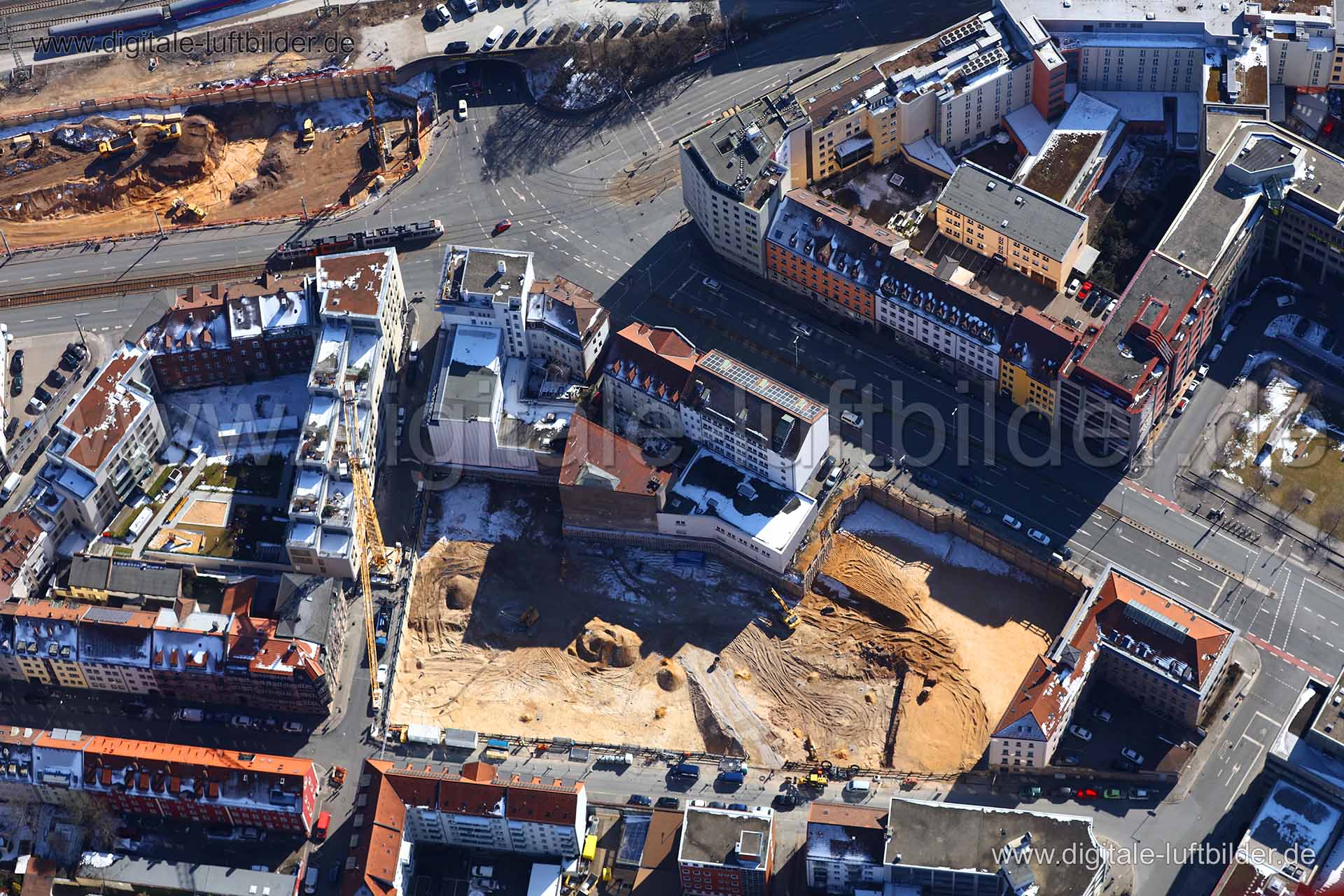 Titel: Flaschenhofstraße, Bildnummer: c251010, Ort / Stadt: Nürnberg, (Land)Kreis: kreisfreie Stadt Nürnberg, Regierungsbezirk: Mittelfranken, Bundesland: Bayern, Aufnahmedatum: 21.03.2018, Schlagwörter: Luftbild, Luftbilder, Luftbildfotografie, Luftaufnahme, Luftbildaufnahme, Luftfoto, Vogelperspektive, Vogelansicht, Deutschland, Schräg- und Senkrecht-Luftaufnahmen, Orthofotografie, Flaschenhofstraße, Marienstraße, Neudörferstraße, Bahnhofstraße, Reindelstraße, Baustelle, Kran, Baugrube, Willy-