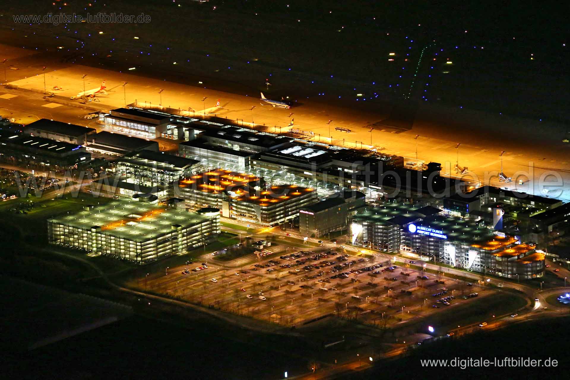 Titel: Flughafen, Bildnummer: bb81130, Ort / Stadt: Nürnberg, (Land)Kreis: kreisfreie Stadt Nürnberg, Regierungsbezirk: Mittelfranken, Bundesland: Bayern, Aufnahmedatum: 22.12.2015, Schlagwörter: Luftbild, Luftbilder, Luftbildfotografie, Luftaufnahme, Luftbildaufnahme, Luftfoto, Vogelperspektive, Vogelansicht, Deutschland, Schräg- und Senkrecht-Luftaufnahmen, Orthofotografie, Flughafen, Airport, Albrecht-Dürer-Airport, Parkplätze, Parkplatz, Terminal, Flugzeug, Boeing, Airbus, Flughafenstraße, F