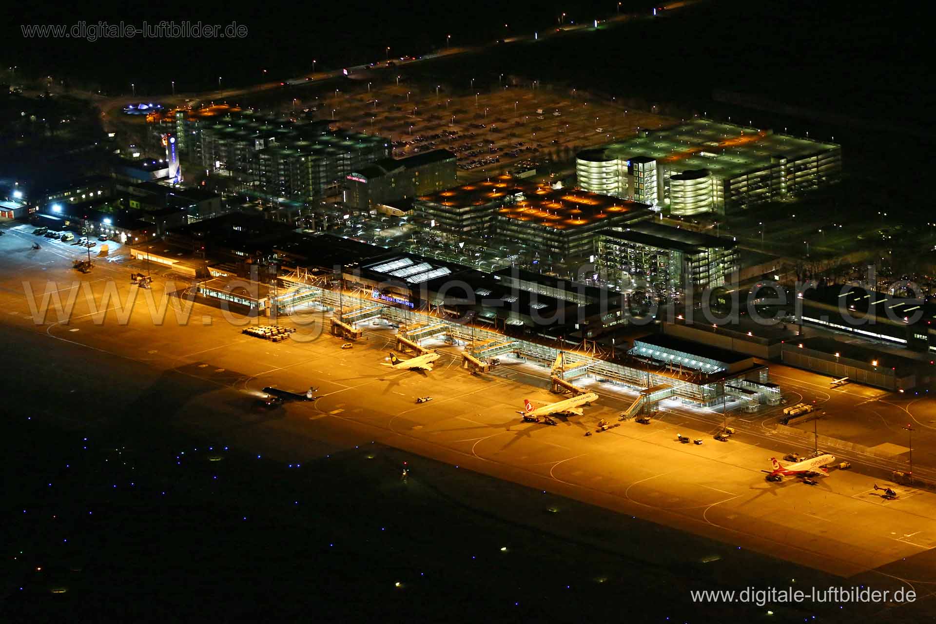 Titel: Flughafen, Bildnummer: bb81500, Ort / Stadt: Nürnberg, (Land)Kreis: kreisfreie Stadt Nürnberg, Regierungsbezirk: Mittelfranken, Bundesland: Bayern, Aufnahmedatum: 22.12.2015, Schlagwörter: Luftbild, Luftbilder, Luftbildfotografie, Luftaufnahme, Luftbildaufnahme, Luftfoto, Vogelperspektive, Vogelansicht, Deutschland, Schräg- und Senkrecht-Luftaufnahmen, Orthofotografie, Flughafen, Airport, Albrecht-Dürer-Airport, Parkplätze, Parkplatz, Terminal, Flugzeug, Boeing, Airbus, Flughafenstraße, F
