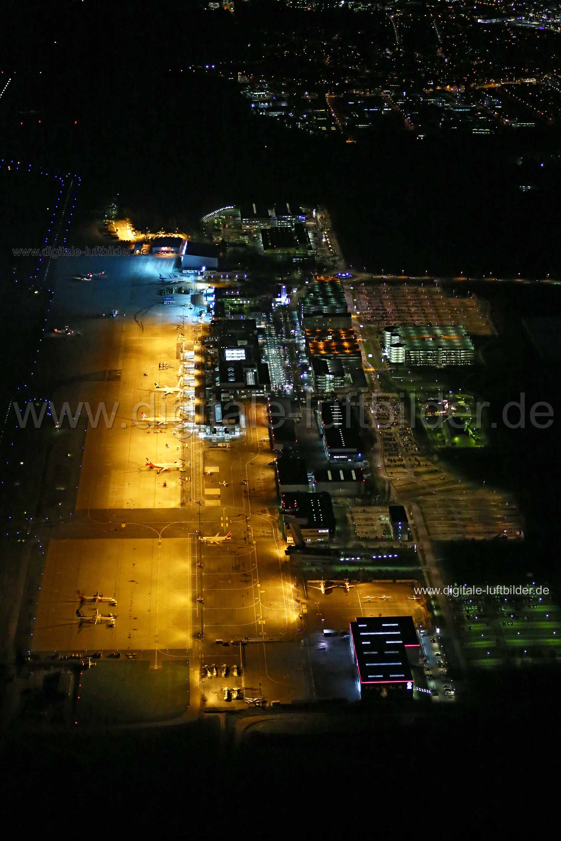 Titel: Flughafen, Bildnummer: bb81630, Ort / Stadt: Nürnberg, (Land)Kreis: kreisfreie Stadt Nürnberg, Regierungsbezirk: Mittelfranken, Bundesland: Bayern, Aufnahmedatum: 22.12.2015, Schlagwörter: Luftbild, Luftbilder, Luftbildfotografie, Luftaufnahme, Luftbildaufnahme, Luftfoto, Vogelperspektive, Vogelansicht, Deutschland, Schräg- und Senkrecht-Luftaufnahmen, Orthofotografie, Flughafen, Airport, Albrecht-Dürer-Airport, Parkplätze, Parkplatz, Terminal, Flugzeug, Boeing, Airbus, Flughafenstraße, F
