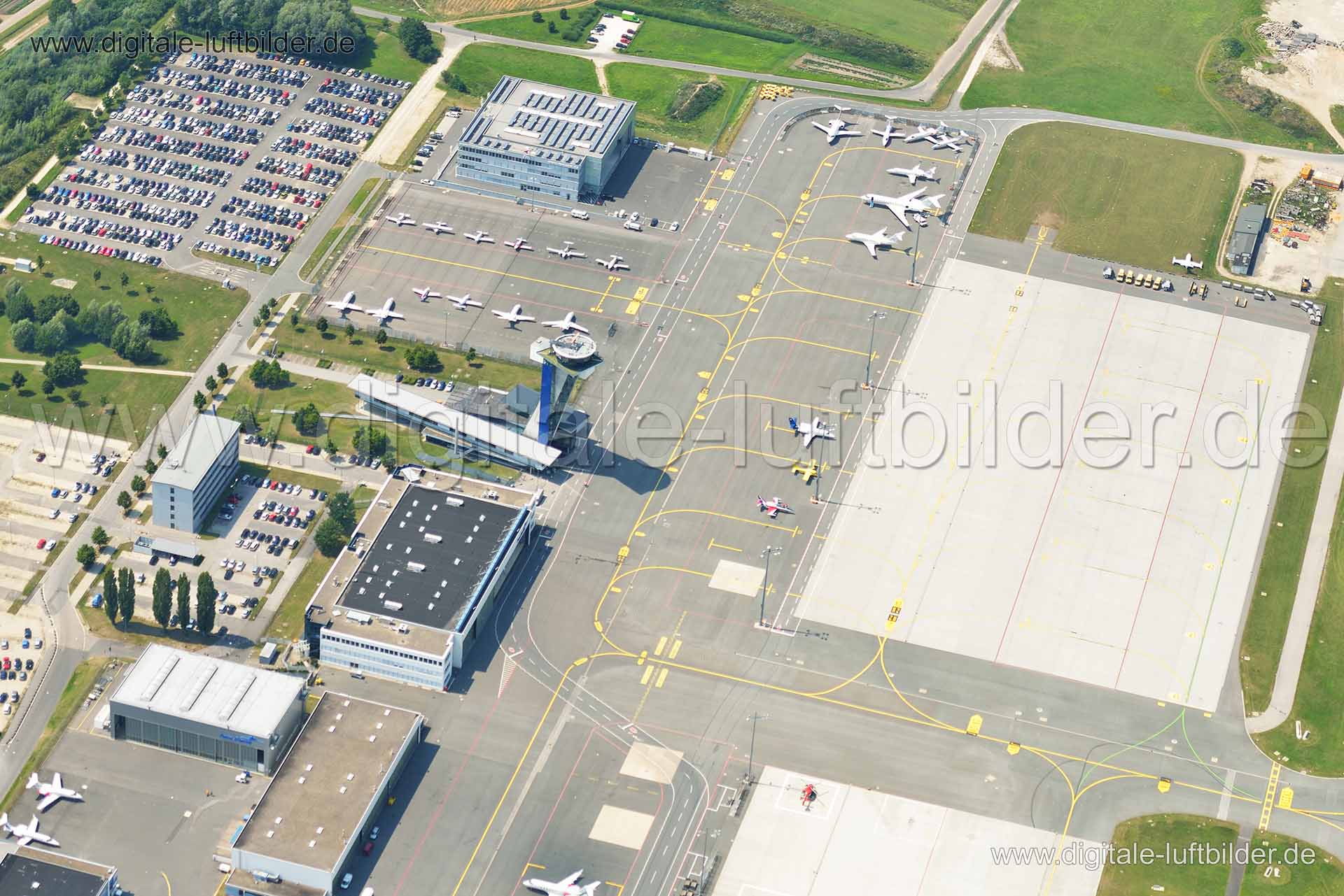 Titel: Flughafen, Bildnummer: nn74610, Ort / Stadt: Nürnberg, (Land)Kreis: kreisfreie Stadt Nürnberg, Regierungsbezirk: Mittelfranken, Bundesland: Bayern, Aufnahmedatum: 27.07.2012, Schlagwörter: Luftbild, Luftbilder, Luftbildfotografie, Luftaufnahme, Luftbildaufnahme, Luftfoto, Vogelperspektive, Vogelansicht, Deutschland, Schräg- und Senkrecht-Luftaufnahmen, Orthofotografie, Flughafen, Airport, Tower, Startbahn, Landebahn, Knoblauchsland, Parkplatz, Parkplätze, Hangar, Flugsicherheit, Flugzeug,
