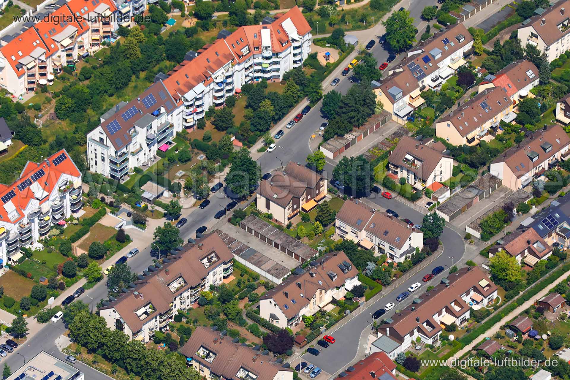 Titel: Forchheimer Straße, Bildnummer: c312660, Ort / Stadt: Nürnberg, (Land)Kreis: kreisfreie Stadt Nürnberg, Regierungsbezirk: Mittelfranken, Bundesland: Bayern, Aufnahmedatum: 26.06.2019, Schlagwörter: Luftbild, Luftbilder, Luftbildfotografie, Luftaufnahme, Luftbildaufnahme, Luftfoto, Vogelperspektive, Vogelansicht, Deutschland, Schräg- und Senkrecht-Luftaufnahmen, Orthofotografie, 90425, Oskar-Maria-Graf-Straße, Pretzfelder Straße, Pinzberger Weg, Forchheimer Straße, Karl-May-Weg, Thon, Mona