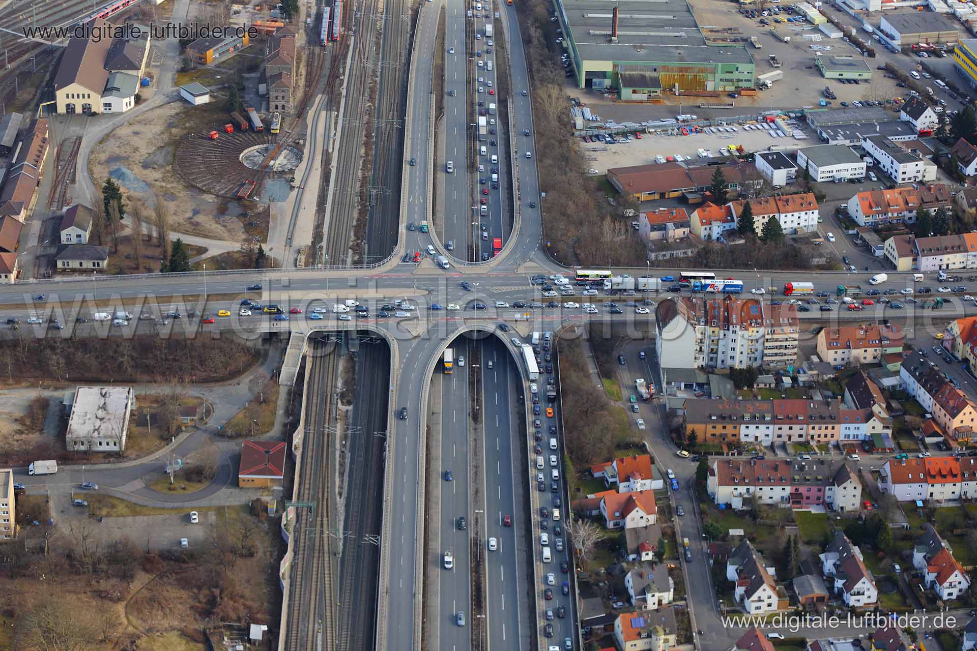 Titel: Frankenschnellweg, Bildnummer: c136150, Ort / Stadt: Nürnberg, (Land)Kreis: kreisfreie Stadt Nürnberg, Regierungsbezirk: Mittelfranken, Bundesland: Bayern, Aufnahmedatum: 03.03.2015, Schlagwörter: Luftbild, Luftbilder, Luftbildfotografie, Luftaufnahme, Luftbildaufnahme, Luftfoto, Vogelperspektive, Vogelansicht, Deutschland, Schräg- und Senkrecht-Luftaufnahmen, Orthofotografie, Frankenschnellweg, Autobahn, Stadtautobahn, Verkehr, Stau, Berufsverkehr, Pendler, Pendlerverkehr, Brücke, Kreuzu
