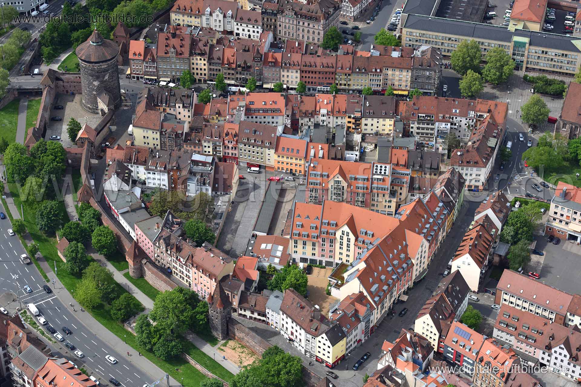 Titel: Frauentormauer, Bildnummer: n149100, Ort / Stadt: Nürnberg, (Land)Kreis: kreisfreie Stadt Nürnberg, Regierungsbezirk: Mittelfranken, Bundesland: Bayern, Aufnahmedatum: 11.05.2015, Schlagwörter: Luftbild, Luftbilder, Luftbildfotografie, Luftaufnahme, Luftbildaufnahme, Luftfoto, Vogelperspektive, Vogelansicht, Deutschland, Schräg- und Senkrecht-Luftaufnahmen, Orthofotografie, Frauentormauer, 90402, Lorenz, Zirkelschmiedsgasse, Frauentorgraben, Maiengasse, Engelhardsgasse, Pfeifergasse, Scho
