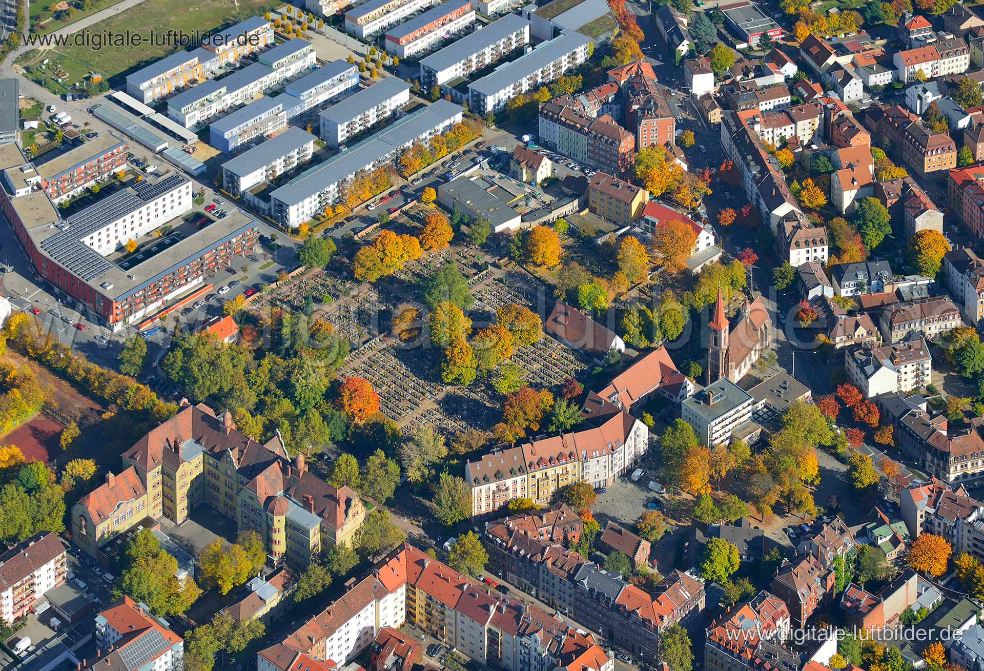 Titel: Friedhof St. Leonhard, Bildnummer: n075670, Ort / Stadt: Nürnberg, (Land)Kreis: kreisfreie Stadt Nürnberg, Regierungsbezirk: Mittelfranken, Bundesland: Bayern, Aufnahmedatum: 19.10.2013, Schlagwörter: Luftbild, Luftbilder, Luftbildfotografie, Luftaufnahme, Luftbildaufnahme, Luftfoto, Vogelperspektive, Vogelansicht, Deutschland, Schräg- und Senkrecht-Luftaufnahmen, Orthofotografie, Kirche, Friedhof, Schwabacher Straße, Webersgasse, Schweinauer Straße, Georgstraße, St. Leonhard, Grünstraße,