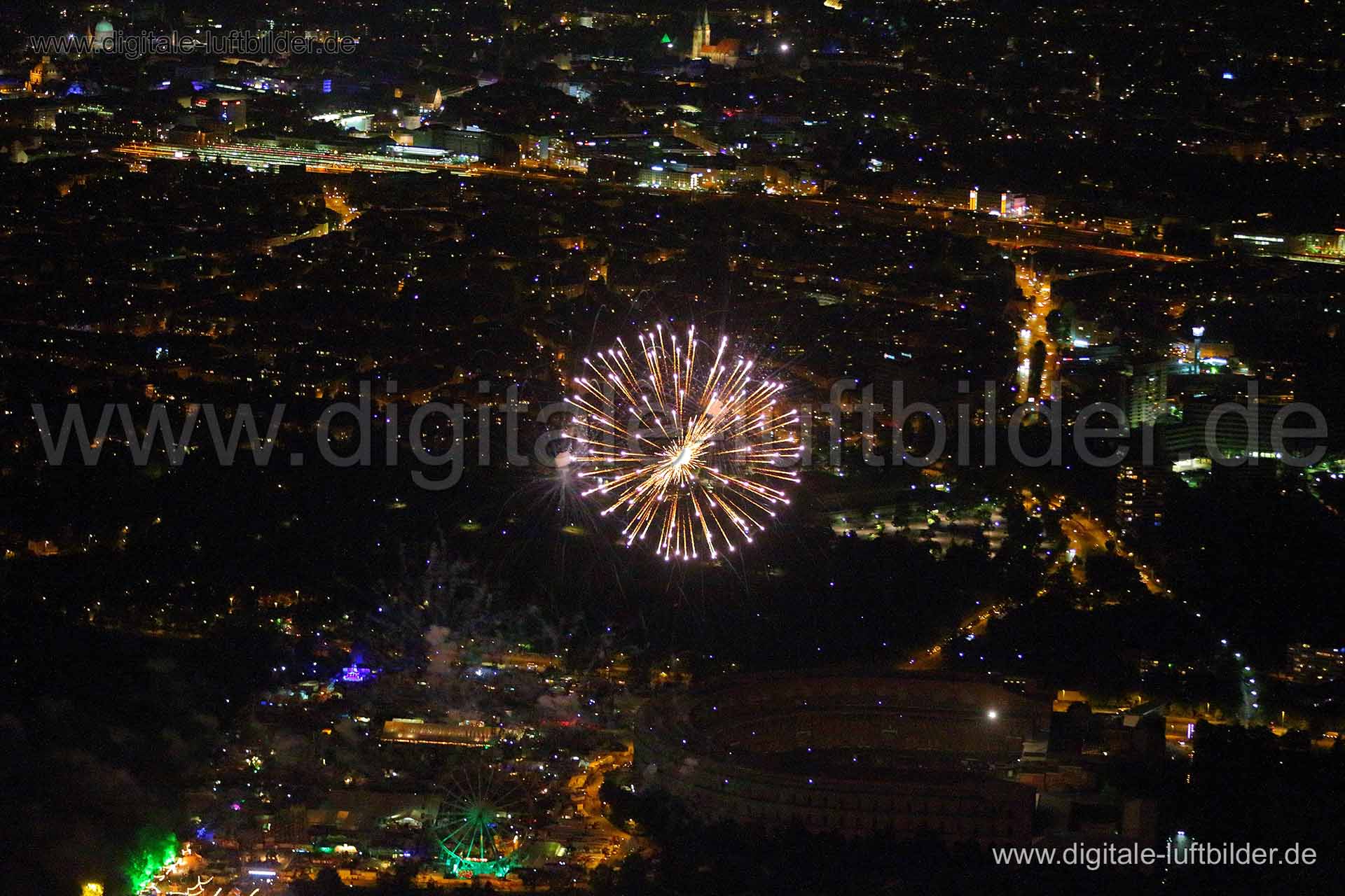 Titel: Frühlingsfest - Feuerwerk, Bildnummer: ce14640, Ort / Stadt: Nürnberg, (Land)Kreis: kreisfreie Stadt Nürnberg, Regierungsbezirk: Mittelfranken, Bundesland: Bayern, Aufnahmedatum: 03.05.2014, Schlagwörter: Luftbild, Luftbilder, Luftbildfotografie, Luftaufnahme, Luftbildaufnahme, Luftfoto, Vogelperspektive, Vogelansicht, Deutschland, Schräg- und Senkrecht-Luftaufnahmen, Orthofotografie, Volksfest, Frühlingsfest, Dutzendteich, Feuerwerk, Frühlingsfest - Feuerwerk, Monat: Mai, Jahreszeit: Som