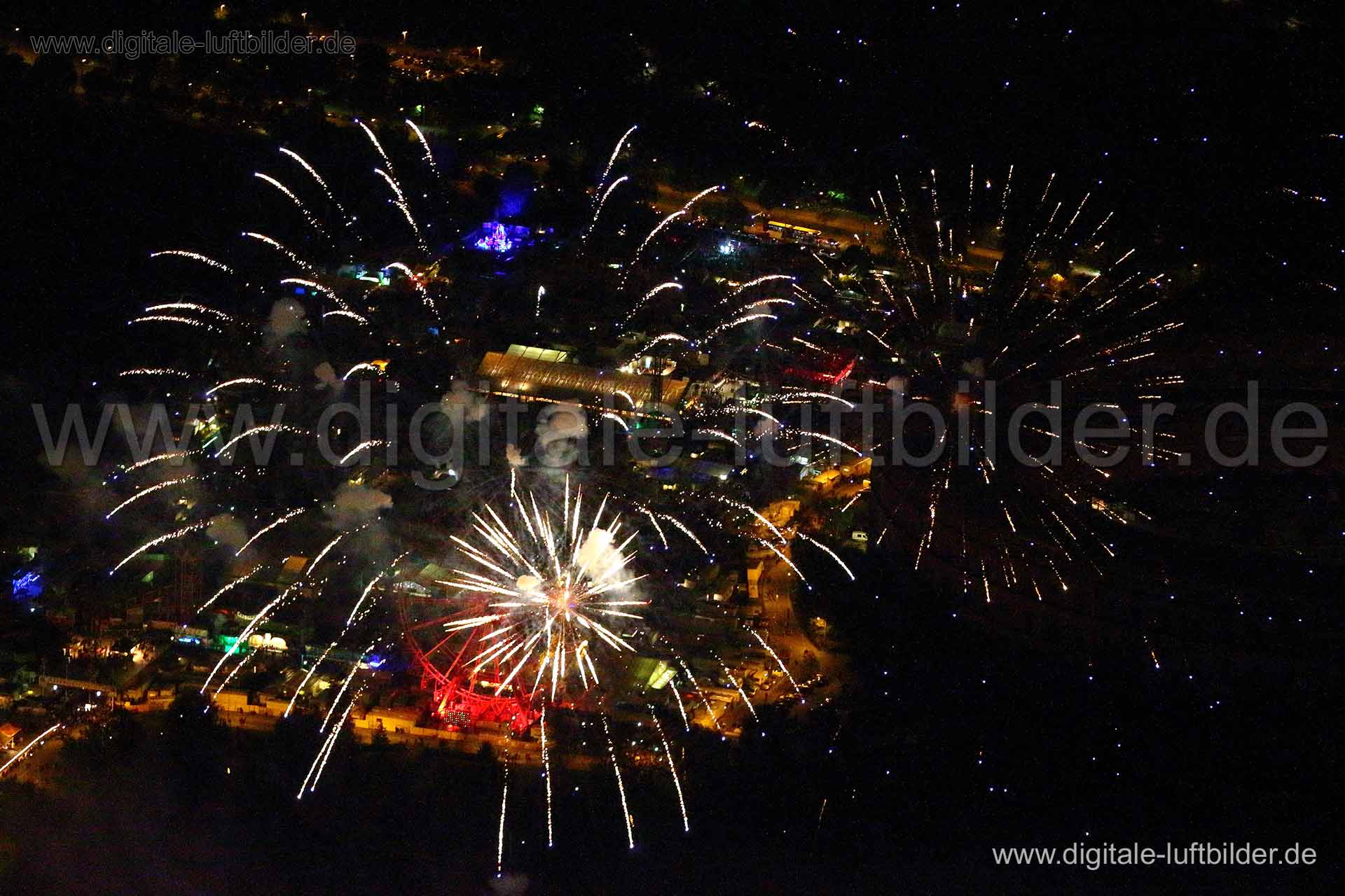 Titel: Frühlingsfest - Feuerwerk, Bildnummer: ce14910, Ort / Stadt: Nürnberg, (Land)Kreis: kreisfreie Stadt Nürnberg, Regierungsbezirk: Mittelfranken, Bundesland: Bayern, Aufnahmedatum: 03.05.2014, Schlagwörter: Luftbild, Luftbilder, Luftbildfotografie, Luftaufnahme, Luftbildaufnahme, Luftfoto, Vogelperspektive, Vogelansicht, Deutschland, Schräg- und Senkrecht-Luftaufnahmen, Orthofotografie, Volksfest, Frühlingsfest, Dutzendteich, Feuerwerk, Frühlingsfest - Feuerwerk, Monat: Mai, Jahreszeit: Som
