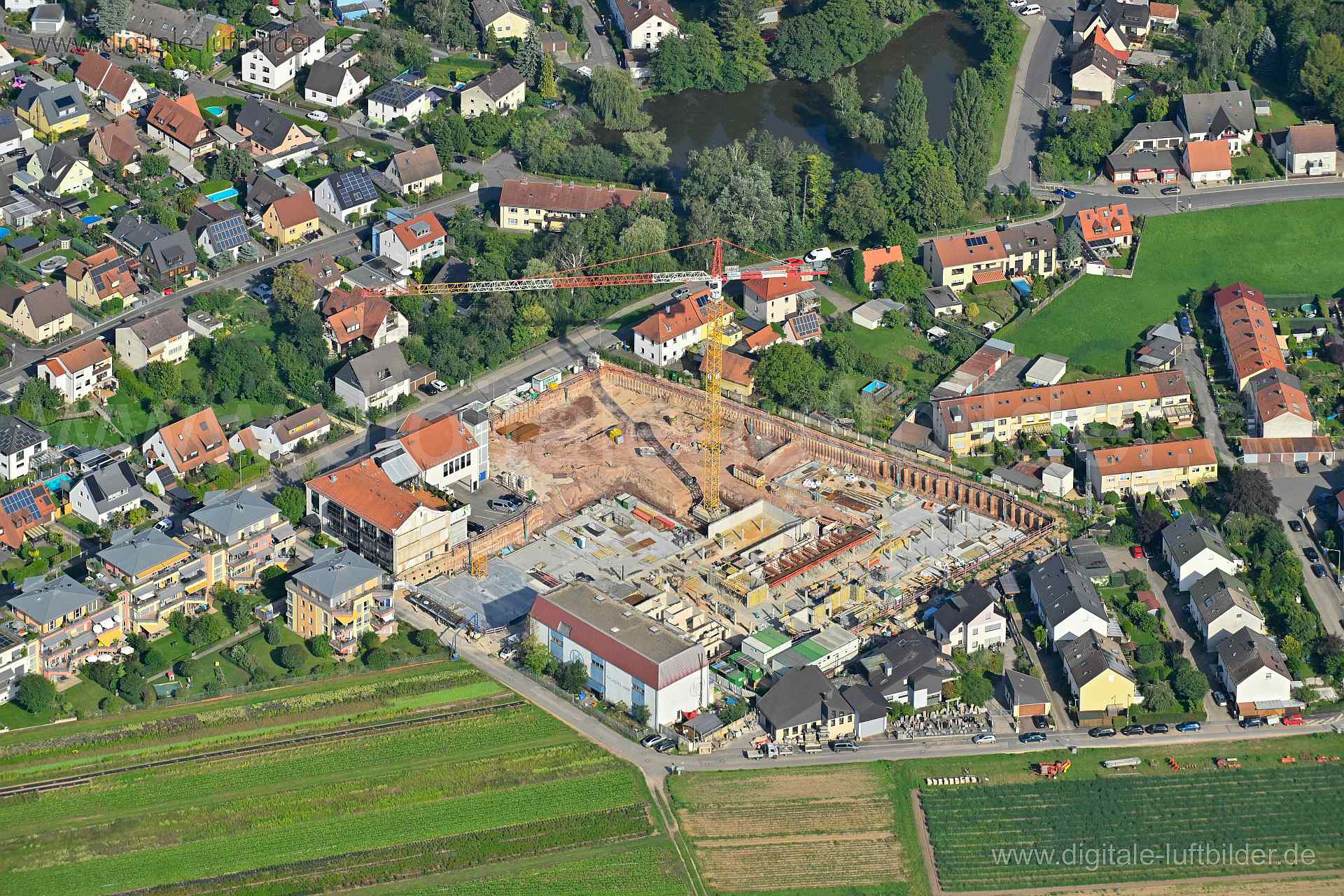 Titel: Fuchsgärten, Bildnummer: n515850, Ort / Stadt: Nürnberg, (Land)Kreis: kreisfreie Stadt Nürnberg, Regierungsbezirk: Mittelfranken, Bundesland: Bayern, Aufnahmedatum: 11.08.2023, Schlagwörter: Deutschland, 90427, An der Hofwiese, Erich-Ollenhauer-Straße, Gutzkowstraße, Klaus-Groth-Straße, Nürnberg, Rotfuchsstraße, Zum Himmelreich, Fuchsgärten, Boxdorf, Baustelle, Großbaustelle, Krank, Knoblauchsland , Monat: August, Jahreszeit: Sommer, Tageszeit: Vormittag / Mittag, Jahr: 2023, Flug ID: 202