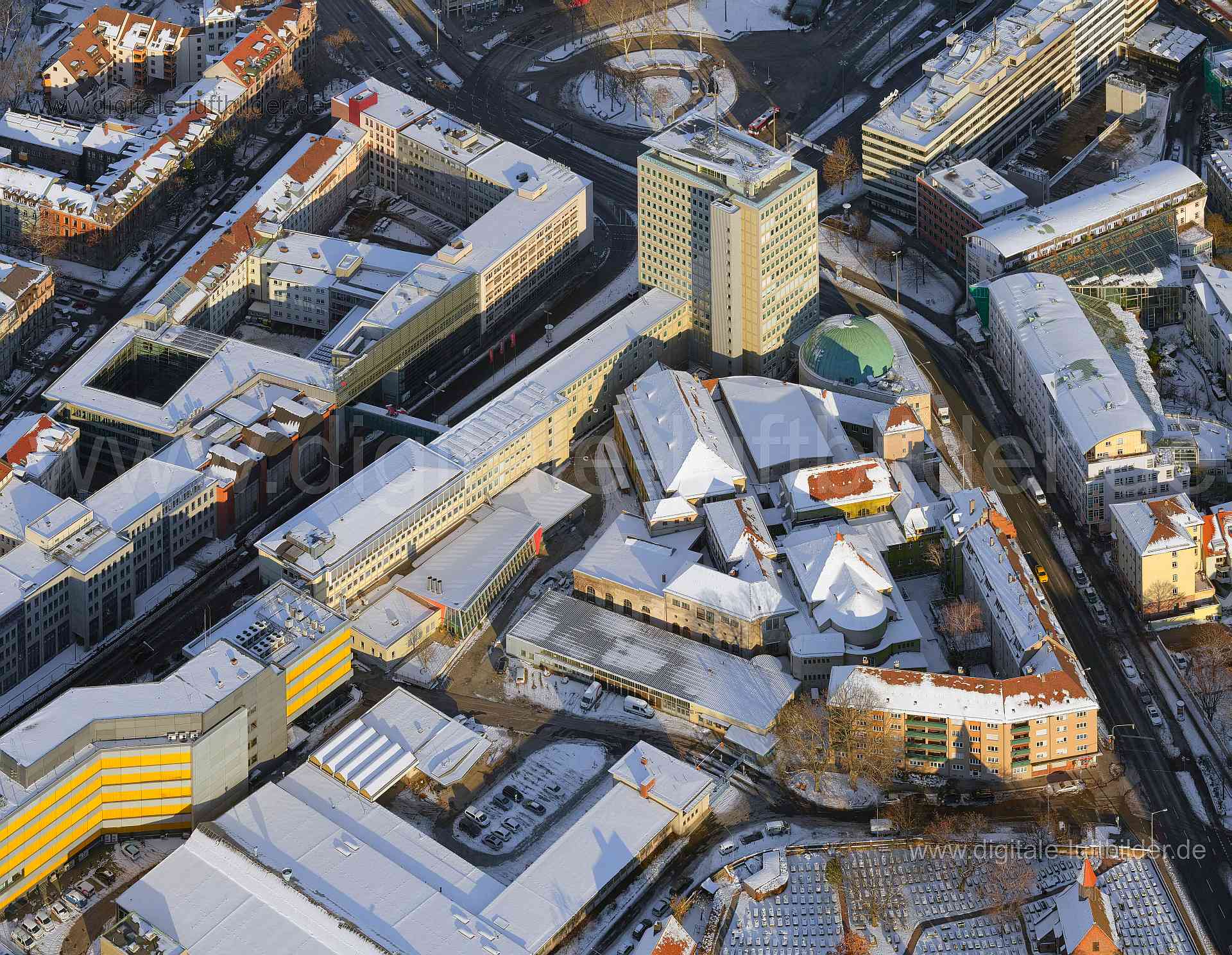 Titel: Fürther Straße, Bildnummer: f392170, Ort / Stadt: Nürnberg, (Land)Kreis: kreisfreie Stadt Nürnberg, Regierungsbezirk: Mittelfranken, Bundesland: Bayern, Aufnahmedatum: 13.02.2021, Schlagwörter: Luftbild, Luftbilder, Luftbildfotografie, Luftaufnahme, Luftbildaufnahme, Luftfoto, Vogelperspektive, Vogelansicht, Schräg- und Senkrecht-Luftaufnahmen, Orthofotografie, Deutschland, Schnee, Eis, 90429, Nürnberg, 90443, Am Plärrer, Dennerstraße, Fürther Straße, Rosenaustraße, Gostenhofer Schulgasse