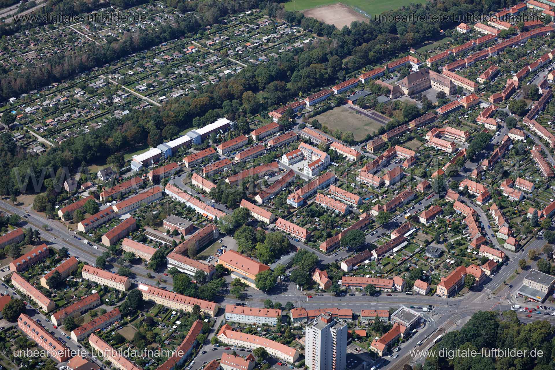 Titel: Gartenstadt, Bildnummer: c152460, Ort / Stadt: Nürnberg, (Land)Kreis: kreisfreie Stadt Nürnberg, Regierungsbezirk: Mittelfranken, Bundesland: Bayern, Aufnahmedatum: 26.08.2015, Schlagwörter: Luftbild, Luftbilder, Luftbildfotografie, Luftaufnahme, Luftbildaufnahme, Luftfoto, Vogelperspektive, Vogelansicht, Deutschland, Schräg- und Senkrecht-Luftaufnahmen, Orthofotografie, Gartenstadt, 90469, Finkenbrunn, Julius-Loßmann-Straße, Raupenschlag, Heckenweg, Hirschensuhl, Heckenhof, Regenbogenstr