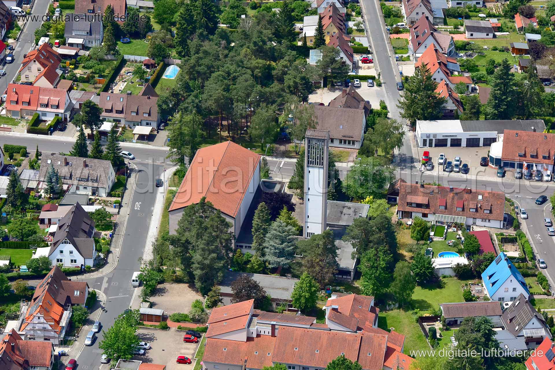 Titel: Gartenstadt, Bildnummer: n290700, Ort / Stadt: Nürnberg, (Land)Kreis: kreisfreie Stadt Nürnberg, Regierungsbezirk: Mittelfranken, Bundesland: Bayern, Aufnahmedatum: 02.06.2019, Schlagwörter: Luftbild, Luftbilder, Luftbildfotografie, Luftaufnahme, Luftbildaufnahme, Luftfoto, Vogelperspektive, Vogelansicht, Deutschland, Schräg- und Senkrecht-Luftaufnahmen, Orthofotografie, 90469, Saarbrückener Straße, Garten, Vorgarten, Vorgärten, Gärten, Falkenheim, Gartenstadt, Monat: Juni, Jahreszeit: So