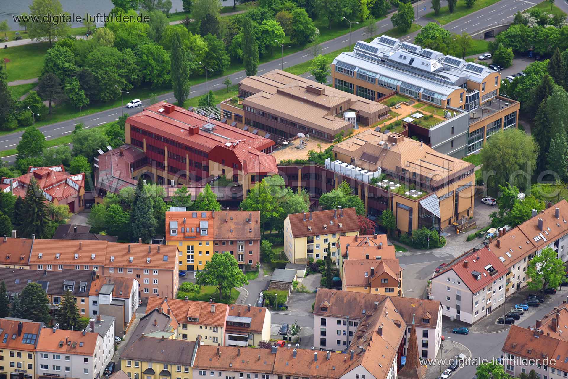 Titel: Georg-Simon-Ohm-Hochschule, Bildnummer: n144720, Ort / Stadt: Nürnberg, (Land)Kreis: kreisfreie Stadt Nürnberg, Regierungsbezirk: Mittelfranken, Bundesland: Bayern, Aufnahmedatum: 11.05.2015, Schlagwörter: Luftbild, Luftbilder, Luftbildfotografie, Luftaufnahme, Luftbildaufnahme, Luftfoto, Vogelperspektive, Vogelansicht, Deutschland, Schräg- und Senkrecht-Luftaufnahmen, Orthofotografie, TH Nürnberg, Polymere Optische Fasern, Herrnstraße, 90489, Wöhrd, WG-Gebäude, GSO, Georg-Simon-Ohm-Hochs