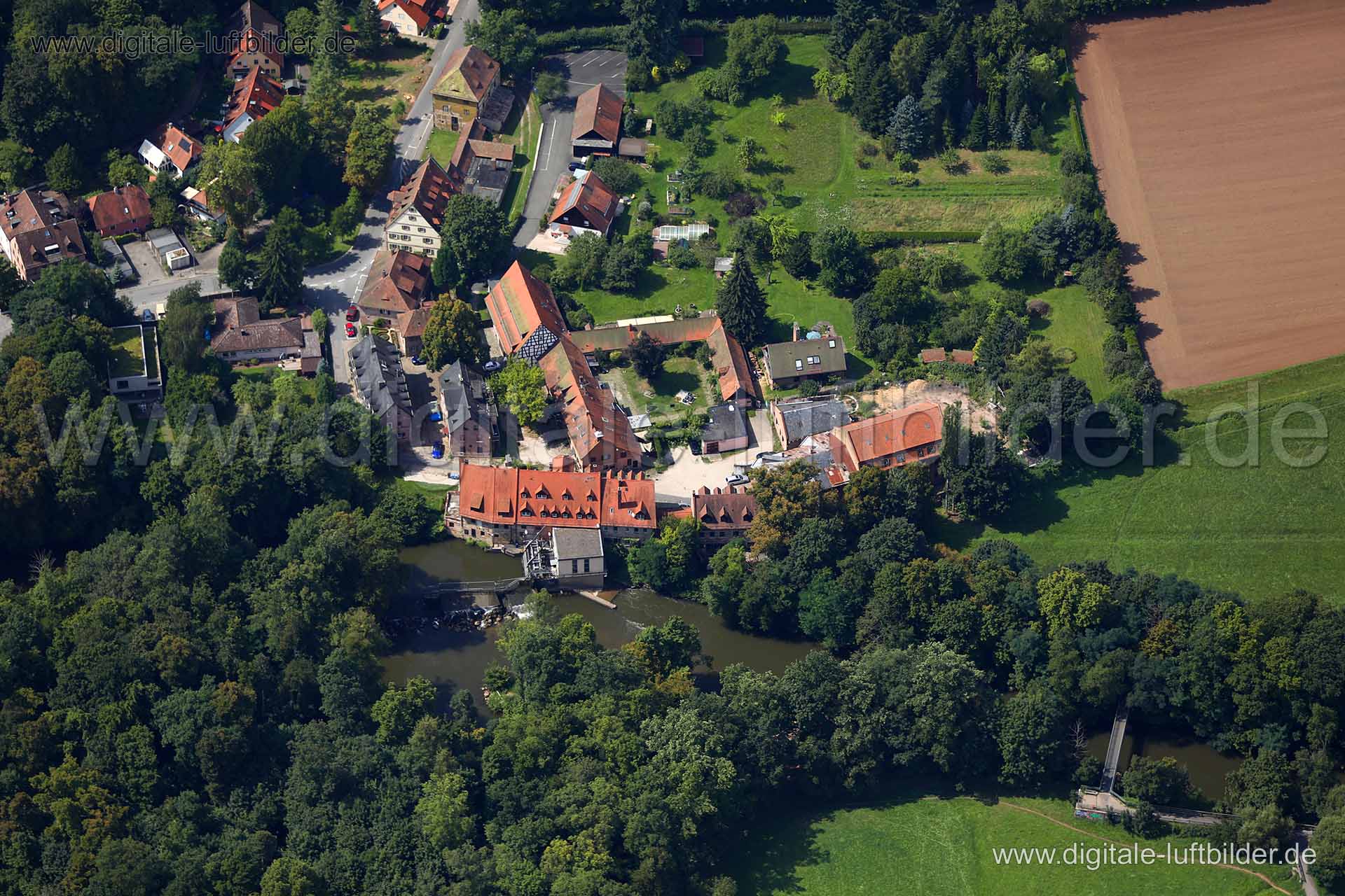 Titel: Gerasmühle, Bildnummer: c241870, Ort / Stadt: Nürnberg, (Land)Kreis: kreisfreie Stadt Nürnberg, Regierungsbezirk: Mittelfranken, Bundesland: Bayern, Aufnahmedatum: 15.08.2017, Schlagwörter: Luftbild, Luftbilder, Luftbildfotografie, Luftaufnahme, Luftbildaufnahme, Luftfoto, Vogelperspektive, Vogelansicht, Deutschland, Schräg- und Senkrecht-Luftaufnahmen, Orthofotografie, Bei der Gerasmühle, Lohhofer Straße, Gerasmühler Straße, Rednitz, Denkmal, Denkmalschutz, historisch, Mühle, Gerasmühle,