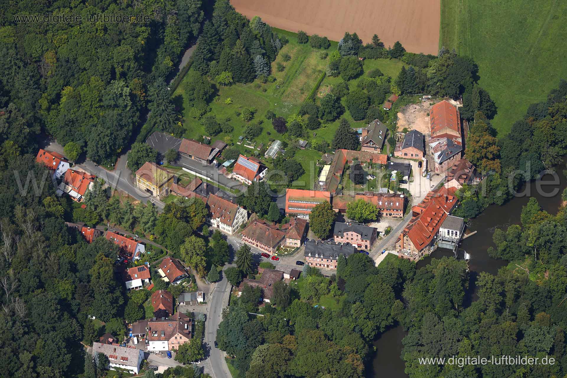 Titel: Gerasmühle, Bildnummer: c241960, Ort / Stadt: Nürnberg, (Land)Kreis: kreisfreie Stadt Nürnberg, Regierungsbezirk: Mittelfranken, Bundesland: Bayern, Aufnahmedatum: 15.08.2017, Schlagwörter: Luftbild, Luftbilder, Luftbildfotografie, Luftaufnahme, Luftbildaufnahme, Luftfoto, Vogelperspektive, Vogelansicht, Deutschland, Schräg- und Senkrecht-Luftaufnahmen, Orthofotografie, Bei der Gerasmühle, Lohhofer Straße, Gerasmühler Straße, Rednitz, Denkmal, Denkmalschutz, historisch, Mühle, Gerasmühle,