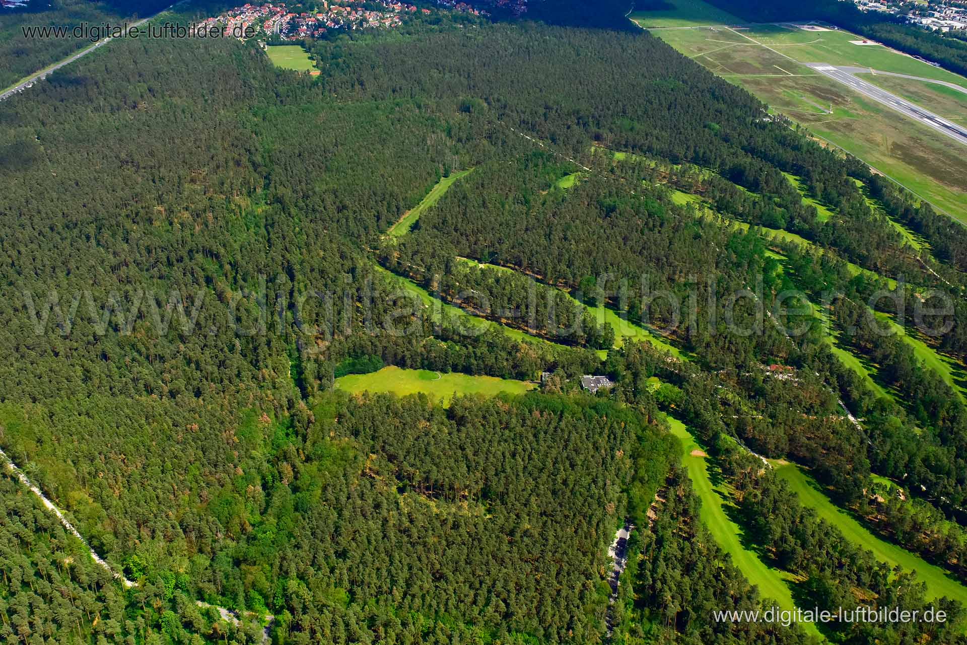 Titel: Golf Club am Reichswald, Bildnummer: n304010, Ort / Stadt: Nürnberg, (Land)Kreis: kreisfreie Stadt Nürnberg, Regierungsbezirk: Mittelfranken, Bundesland: Bayern, Aufnahmedatum: 03.06.2019, Schlagwörter: Luftbild, Luftbilder, Luftbildfotografie, Luftaufnahme, Luftbildaufnahme, Luftfoto, Vogelperspektive, Vogelansicht, Deutschland, Schräg- und Senkrecht-Luftaufnahmen, Orthofotografie, Golf Club am Reichswald, Golfplatz, Wald, Forst, Monat: Juni, Jahreszeit: Sommer, Tageszeit: Mittag / Nachm