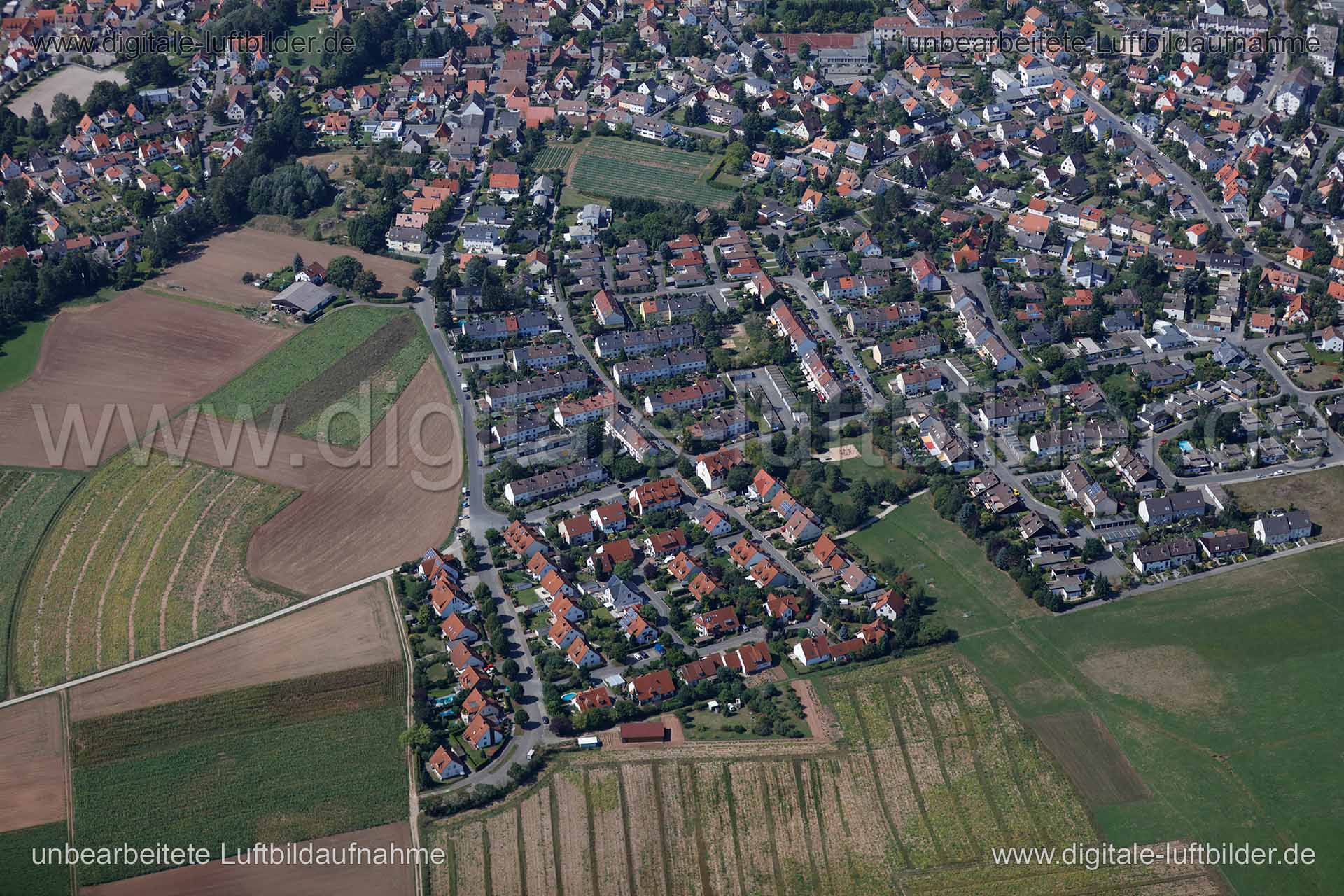 Titel: Großgründlach, Bildnummer: c151520, Ort / Stadt: Nürnberg, (Land)Kreis: kreisfreie Stadt Nürnberg, Regierungsbezirk: Mittelfranken, Bundesland: Bayern, Aufnahmedatum: 26.08.2015, Schlagwörter: Luftbild, Luftbilder, Luftbildfotografie, Luftaufnahme, Luftbildaufnahme, Luftfoto, Vogelperspektive, Vogelansicht, Deutschland, Schräg- und Senkrecht-Luftaufnahmen, Orthofotografie, Großgründlach, 90427, Knoblauchsland, Veitshöchheimer Straße, Hansengarten, Volckacher Straße, Schlattareuthgraben, K