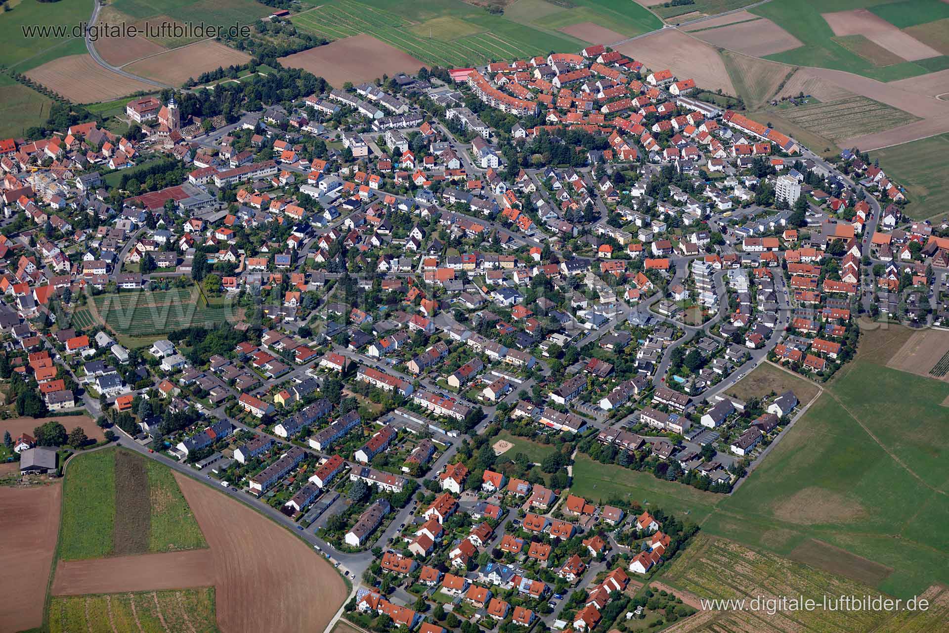 Titel: Großgründlach, Bildnummer: c151530, Ort / Stadt: Nürnberg, (Land)Kreis: kreisfreie Stadt Nürnberg, Regierungsbezirk: Mittelfranken, Bundesland: Bayern, Aufnahmedatum: 26.08.2015, Schlagwörter: Luftbild, Luftbilder, Luftbildfotografie, Luftaufnahme, Luftbildaufnahme, Luftfoto, Vogelperspektive, Vogelansicht, Deutschland, Schräg- und Senkrecht-Luftaufnahmen, Orthofotografie, Großgründlach, 90427, Knoblauchsland, Wertheimer Straße, Ebermannstädter Straße, Reutleser Straße, Am Pfarrbaum, Veit
