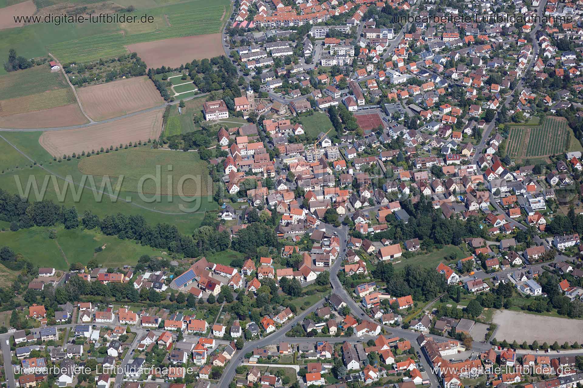 Titel: Großgründlach, Bildnummer: c151630, Ort / Stadt: Nürnberg, (Land)Kreis: kreisfreie Stadt Nürnberg, Regierungsbezirk: Mittelfranken, Bundesland: Bayern, Aufnahmedatum: 26.08.2015, Schlagwörter: Luftbild, Luftbilder, Luftbildfotografie, Luftaufnahme, Luftbildaufnahme, Luftfoto, Vogelperspektive, Vogelansicht, Deutschland, Schräg- und Senkrecht-Luftaufnahmen, Orthofotografie, Großgründlach, 90427, Knoblauchsland, Schweinfurter Straße, Offenbacher Straße, Aschaffenburger Straße, Hanauer Straß
