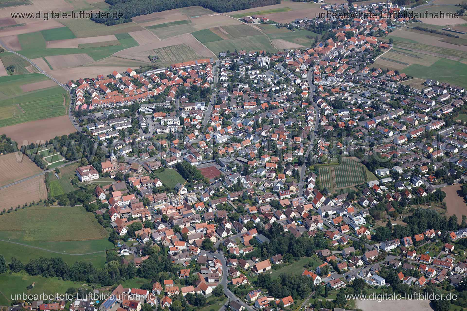 Titel: Großgründlach, Bildnummer: c151650, Ort / Stadt: Nürnberg, (Land)Kreis: kreisfreie Stadt Nürnberg, Regierungsbezirk: Mittelfranken, Bundesland: Bayern, Aufnahmedatum: 26.08.2015, Schlagwörter: Luftbild, Luftbilder, Luftbildfotografie, Luftaufnahme, Luftbildaufnahme, Luftfoto, Vogelperspektive, Vogelansicht, Deutschland, Schräg- und Senkrecht-Luftaufnahmen, Orthofotografie, Großgründlach, 90427, Knoblauchsland, Brucker Straße, Simon-Schöffel-Straße, Ebermannstädter Straße, Quellweg, Reutle