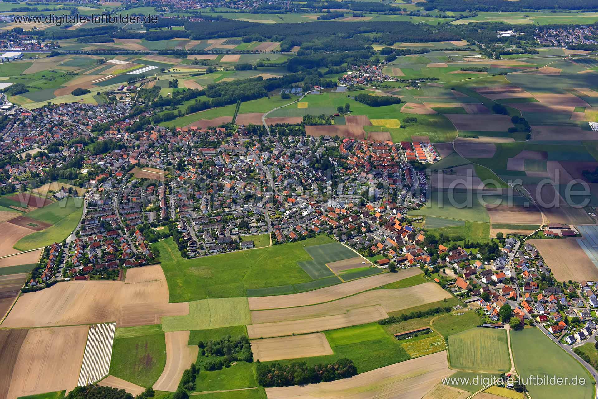 Titel: Großgründlach, Bildnummer: n300110, Ort / Stadt: Nürnberg, (Land)Kreis: kreisfreie Stadt Nürnberg, Regierungsbezirk: Mittelfranken, Bundesland: Bayern, Aufnahmedatum: 03.06.2019, Schlagwörter: Luftbild, Luftbilder, Luftbildfotografie, Luftaufnahme, Luftbildaufnahme, Luftfoto, Vogelperspektive, Vogelansicht, Deutschland, Schräg- und Senkrecht-Luftaufnahmen, Orthofotografie, 90427, Tabakfeldstraße, Quellweg, Karlstädter Straße, Hammelburger Weg, Reutleser Straße, Seelenpoint, Nordheimer Weg