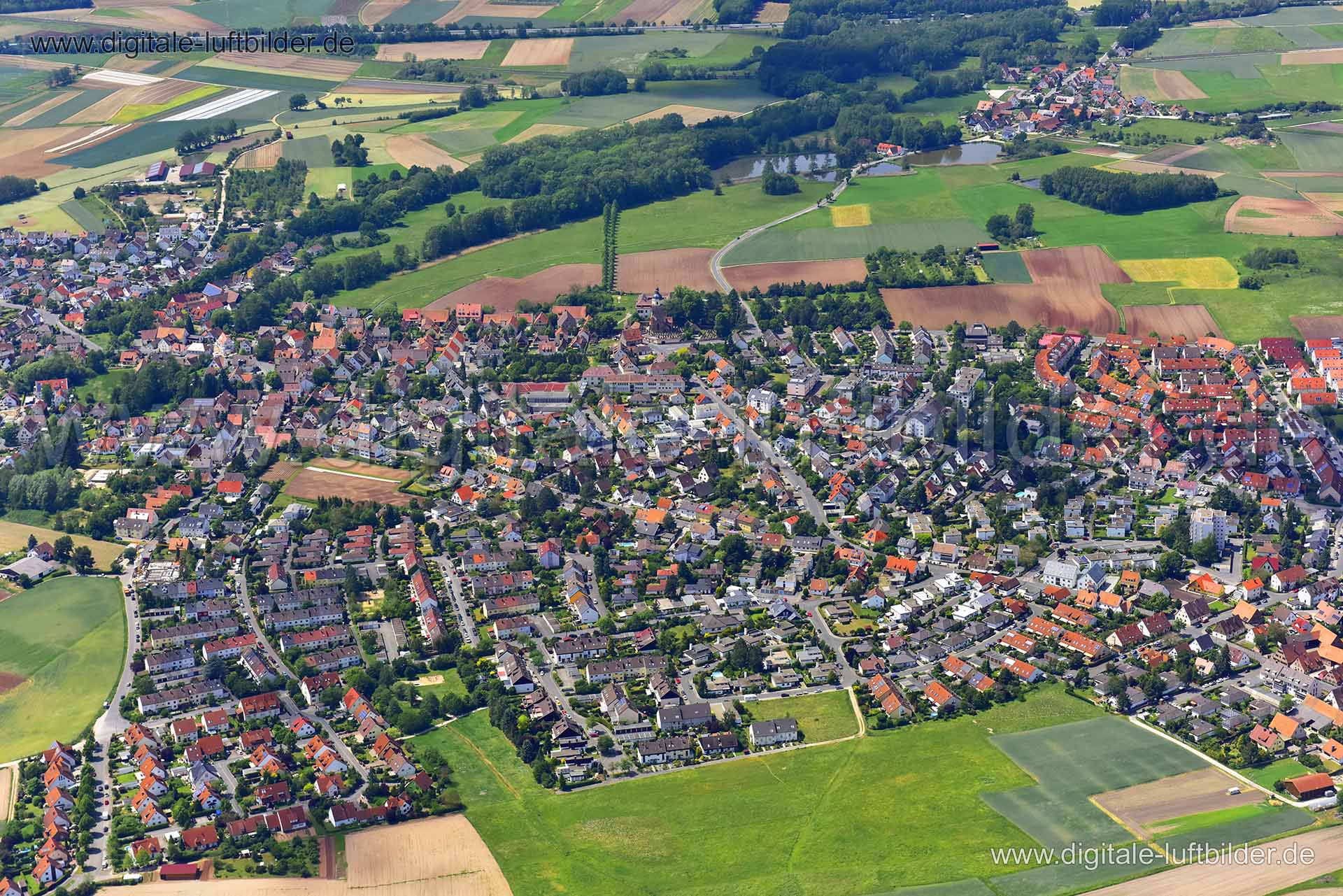 Titel: Großgründlach, Bildnummer: n300130, Ort / Stadt: Nürnberg, (Land)Kreis: kreisfreie Stadt Nürnberg, Regierungsbezirk: Mittelfranken, Bundesland: Bayern, Aufnahmedatum: 03.06.2019, Schlagwörter: Luftbild, Luftbilder, Luftbildfotografie, Luftaufnahme, Luftbildaufnahme, Luftfoto, Vogelperspektive, Vogelansicht, Deutschland, Schräg- und Senkrecht-Luftaufnahmen, Orthofotografie, 90427, Am Pfarrbaum, Tabakfeldstraße, Quellweg, Karlstädter Straße, Reutleser Straße, Hammelburger Weg, Offenbacher S
