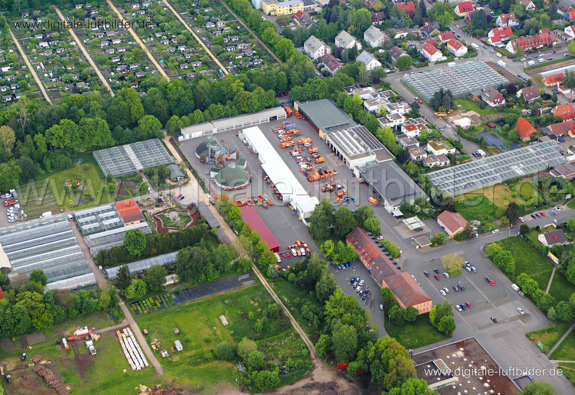 Titel: Großreuther Straße, Bildnummer: c032070, Ort / Stadt: Nürnberg, (Land)Kreis: kreisfreie Stadt Nürnberg, Regierungsbezirk: Mittelfranken, Bundesland: Bayern, Aufnahmedatum: 15.05.2013, Schlagwörter: Luftbild, Luftbilder, Luftbildfotografie, Luftaufnahme, Luftbildaufnahme, Luftfoto, Vogelperspektive, Vogelansicht, Deutschland, Schräg- und Senkrecht-Luftaufnahmen, Orthofotografie, Großreuth hinter der Veste, Marienpark, Streufahrzeuge, Winterdienst, Salz, Streugut, KFZ, Zulassungsstelle, Bra