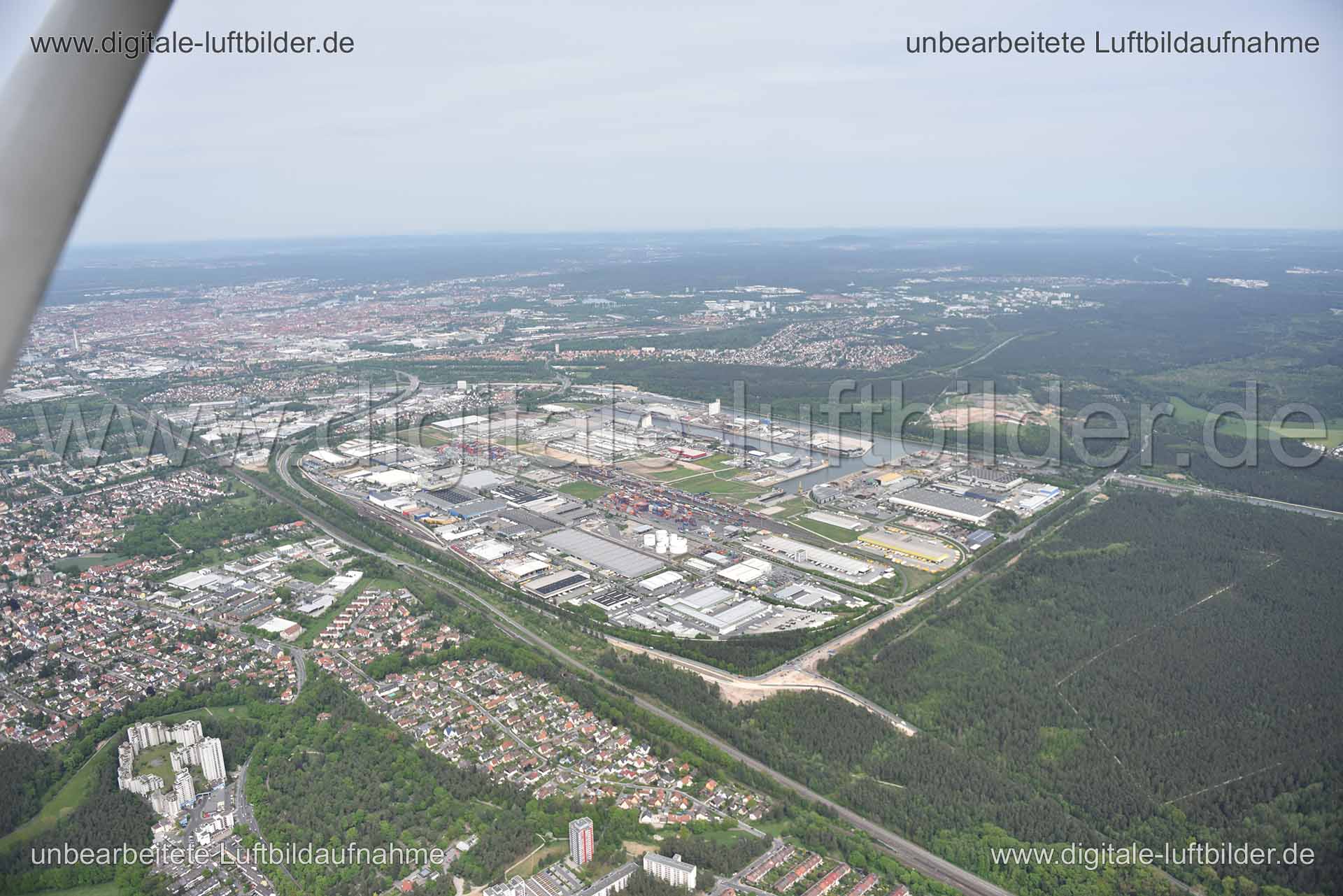 Titel: Hafen, Bildnummer: n147060, Ort / Stadt: Nürnberg, (Land)Kreis: kreisfreie Stadt Nürnberg, Regierungsbezirk: Mittelfranken, Bundesland: Bayern, Aufnahmedatum: 11.05.2015, Schlagwörter: Luftbild, Luftbilder, Luftbildfotografie, Luftaufnahme, Luftbildaufnahme, Luftfoto, Vogelperspektive, Vogelansicht, Deutschland, Schräg- und Senkrecht-Luftaufnahmen, Orthofotografie, Hafen, Main-Donau-Kanal, Eibach, Bremer Straße, Rotterdamer Straße, Hamburger Straße, Wiener Straße, Panorama, Gewässer, Mona