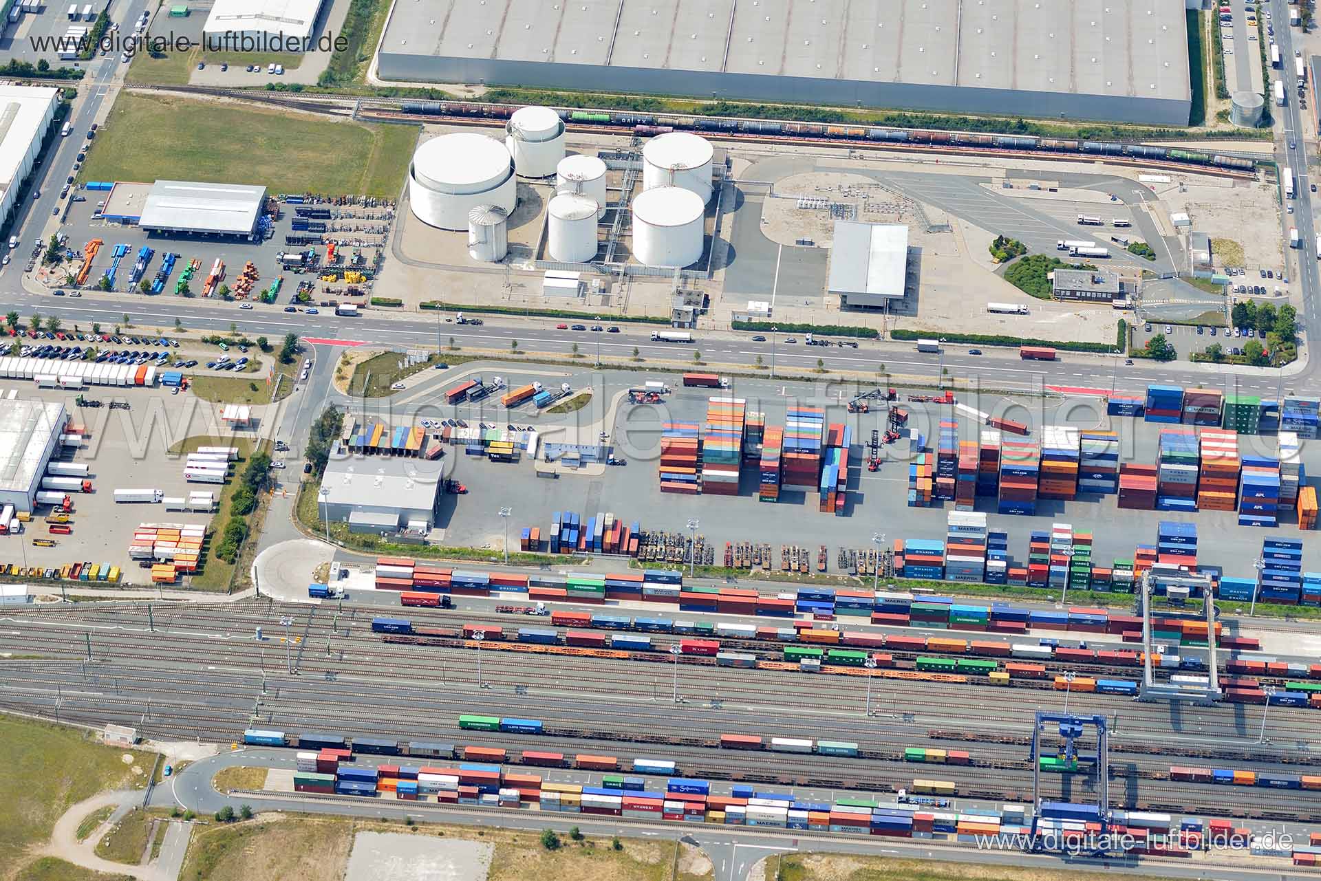 Titel: Hafen, Bildnummer: nn75570, Ort / Stadt: Nürnberg, (Land)Kreis: kreisfreie Stadt Nürnberg, Regierungsbezirk: Mittelfranken, Bundesland: Bayern, Aufnahmedatum: 27.07.2012, Schlagwörter: Luftbild, Luftbilder, Luftbildfotografie, Luftaufnahme, Luftbildaufnahme, Luftfoto, Vogelperspektive, Vogelansicht, Deutschland, Schräg- und Senkrecht-Luftaufnahmen, Orthofotografie, Hafen, Container, Tank, Silo, Güter, Güterverkehr, Monat: Juli, Jahreszeit: Sommer, Tageszeit: Mittag / Nachmittag, Jahr: 201