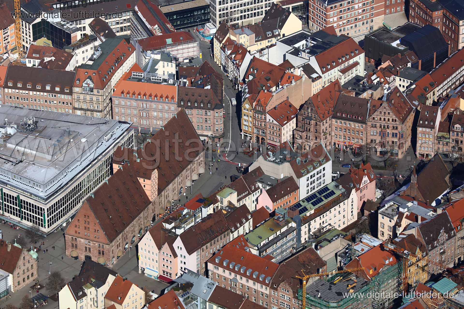 Titel: Hallplatz, Bildnummer: c251210, Ort / Stadt: Nürnberg, (Land)Kreis: kreisfreie Stadt Nürnberg, Regierungsbezirk: Mittelfranken, Bundesland: Bayern, Aufnahmedatum: 21.03.2018, Schlagwörter: Luftbild, Luftbilder, Luftbildfotografie, Luftaufnahme, Luftbildaufnahme, Luftfoto, Vogelperspektive, Vogelansicht, Deutschland, Schräg- und Senkrecht-Luftaufnahmen, Orthofotografie, An der Mauthalle, Königstraße, Hallplatz, Altstadt, Klaragasse, Luitpoldstraße, Vordere Sterngasse, Weikertsgässchen, The