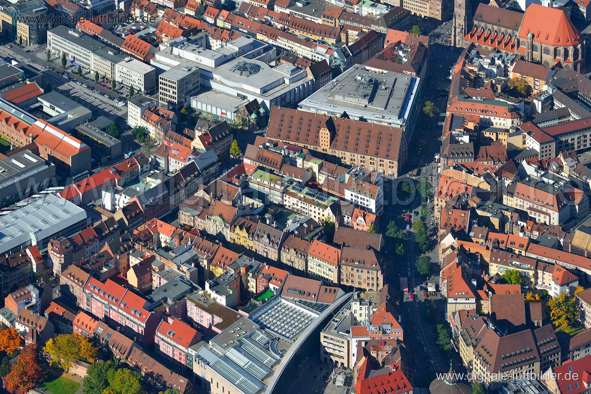 Titel: Hallplatz, Bildnummer: n076100, Ort / Stadt: Nürnberg, (Land)Kreis: kreisfreie Stadt Nürnberg, Regierungsbezirk: Mittelfranken, Bundesland: Bayern, Aufnahmedatum: 19.10.2013, Schlagwörter: Luftbild, Luftbilder, Luftbildfotografie, Luftaufnahme, Luftbildaufnahme, Luftfoto, Vogelperspektive, Vogelansicht, Deutschland, Schräg- und Senkrecht-Luftaufnahmen, Orthofotografie, Klaragasse, Altstadt, Königstraße, Luitpoldstraße, Neues Museum, Vordere Sterngasse, City Point, Hertie-Wache, Peuntgasse