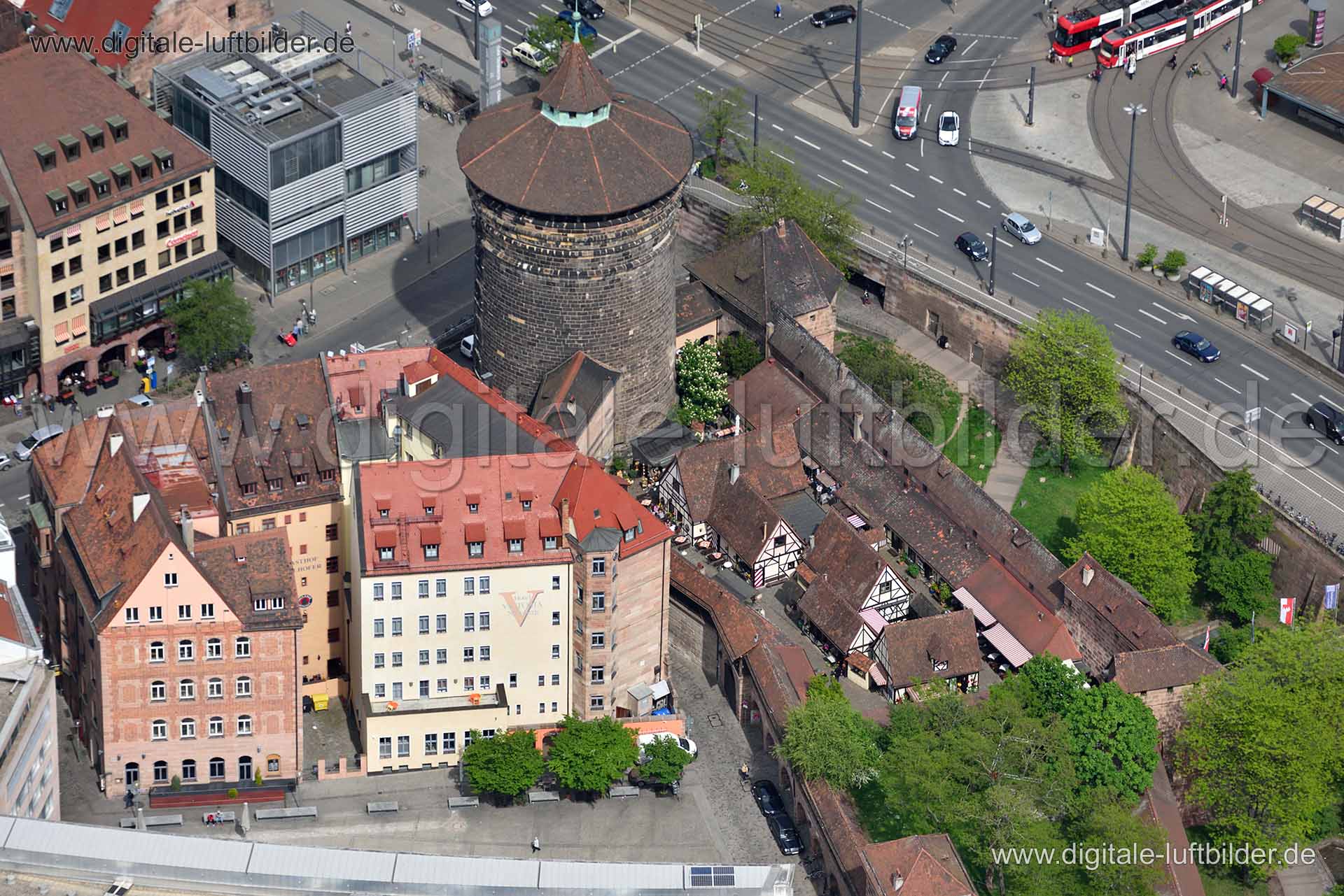 Titel: Handwerkerhof, Bildnummer: n149520, Ort / Stadt: Nürnberg, (Land)Kreis: kreisfreie Stadt Nürnberg, Regierungsbezirk: Mittelfranken, Bundesland: Bayern, Aufnahmedatum: 11.05.2015, Schlagwörter: Luftbild, Luftbilder, Luftbildfotografie, Luftaufnahme, Luftbildaufnahme, Luftfoto, Vogelperspektive, Vogelansicht, Deutschland, Schräg- und Senkrecht-Luftaufnahmen, Orthofotografie, Handwerkerhof, Frauentormauer, Fachwerk, Fachwerkhaus, Bahnhofsplatz, Königstraße, Komm, Kulturzentrum, Neues Museum,