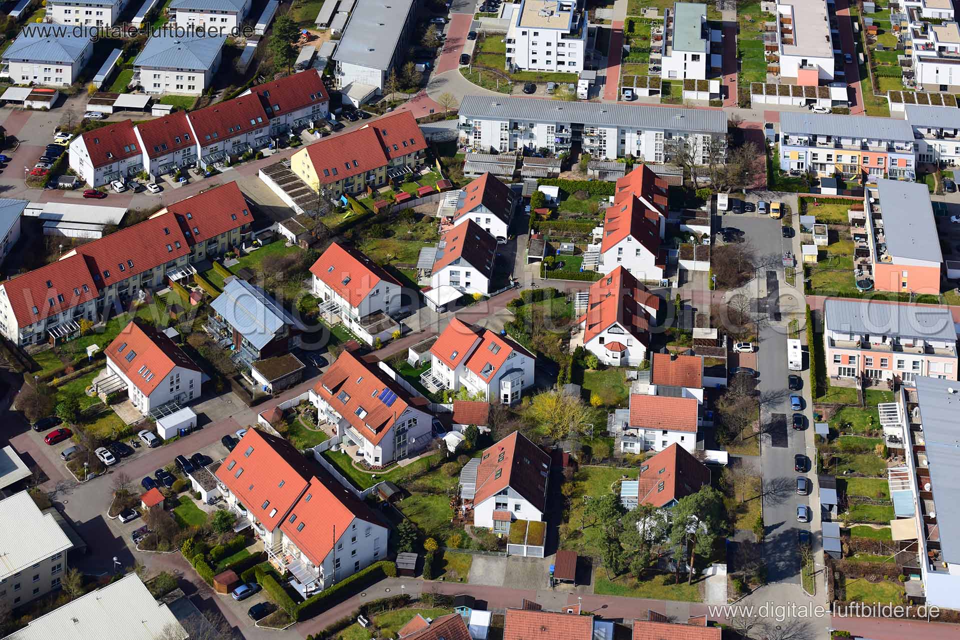 Titel: Hans-Fallada-Straße, Bildnummer: n240930, Ort / Stadt: Nürnberg, (Land)Kreis: kreisfreie Stadt Nürnberg, Regierungsbezirk: Mittelfranken, Bundesland: Bayern, Aufnahmedatum: 25.03.2017, Schlagwörter: Luftbild, Luftbilder, Luftbildfotografie, Luftaufnahme, Luftbildaufnahme, Luftfoto, Vogelperspektive, Vogelansicht, Deutschland, Schräg- und Senkrecht-Luftaufnahmen, Orthofotografie, Langwasser, Kerschensteinerstraße, Neillstraße, Makarenkostraße, Montessoristraße, Löwensteinstraße, Hans-Falla