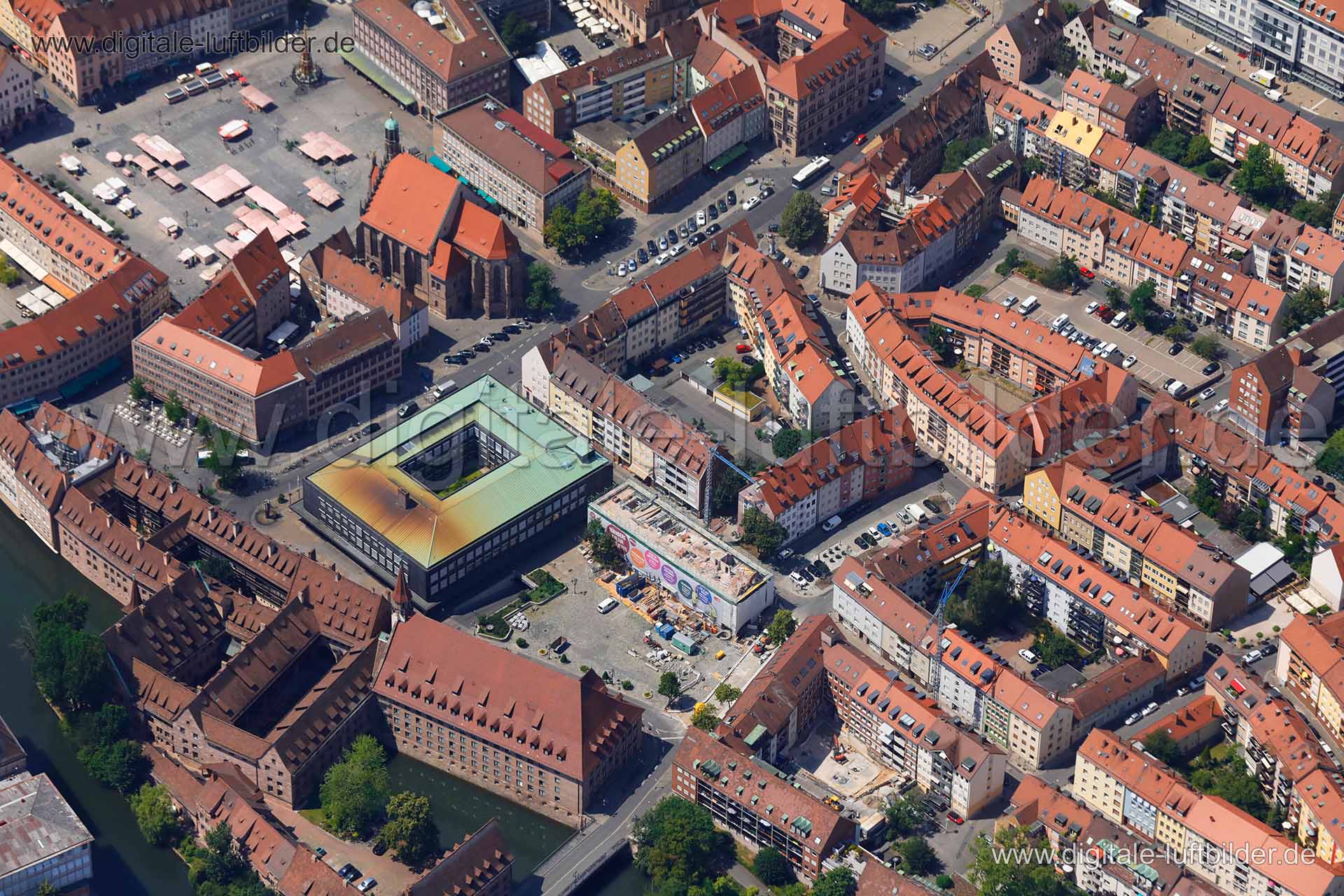 Titel: Hans-Sachs-Platz, Bildnummer: c311570, Ort / Stadt: Nürnberg, (Land)Kreis: kreisfreie Stadt Nürnberg, Regierungsbezirk: Mittelfranken, Bundesland: Bayern, Aufnahmedatum: 26.06.2019, Schlagwörter: Luftbild, Luftbilder, Luftbildfotografie, Luftaufnahme, Luftbildaufnahme, Luftfoto, Vogelperspektive, Vogelansicht, Deutschland, Schräg- und Senkrecht-Luftaufnahmen, Orthofotografie, 90403, Neue Gasse, Rathausplatz, Spitalgasse, Obstmarkt, Hans-Sachs-Platz, Hauptmarkt, Plobenhofstraße, Hans-Sachs