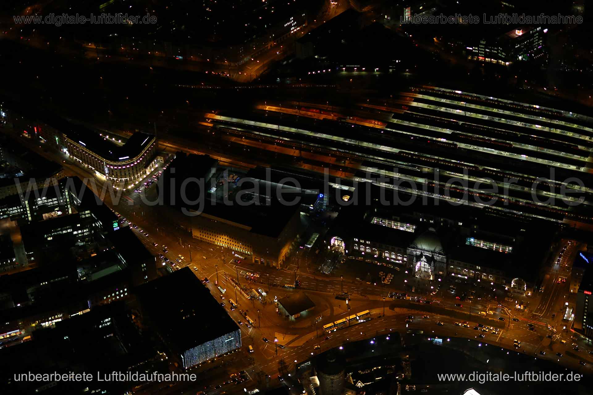 Titel: Hauptbahnhof, Bildnummer: bb87140, Ort / Stadt: Nürnberg, (Land)Kreis: kreisfreie Stadt Nürnberg, Regierungsbezirk: Mittelfranken, Bundesland: Bayern, Aufnahmedatum: 22.12.2015, Schlagwörter: Luftbild, Luftbilder, Luftbildfotografie, Luftaufnahme, Luftbildaufnahme, Luftfoto, Vogelperspektive, Vogelansicht, Deutschland, Schräg- und Senkrecht-Luftaufnahmen, Orthofotografie, Hauptbahnhof, Bahnhof, Neues Museum, Königstorgraben, Königstraße, Bahnhofsplatz, Frauentorgraben, Hallplatz, Gleis, G