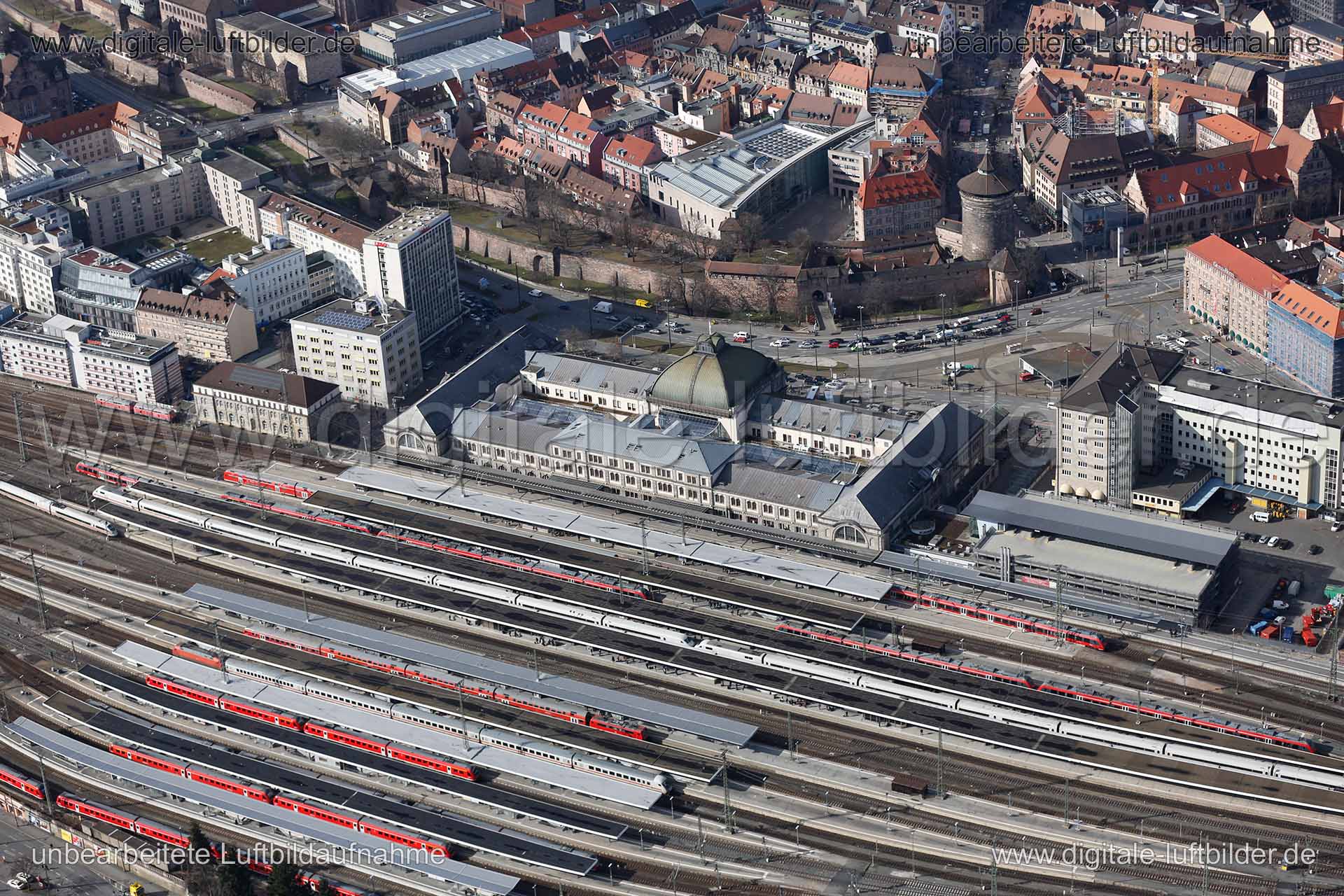 Titel: Hauptbahnhof, Bildnummer: c134410, Ort / Stadt: Nürnberg, (Land)Kreis: kreisfreie Stadt Nürnberg, Regierungsbezirk: Mittelfranken, Bundesland: Bayern, Aufnahmedatum: 03.03.2015, Schlagwörter: Luftbild, Luftbilder, Luftbildfotografie, Luftaufnahme, Luftbildaufnahme, Luftfoto, Vogelperspektive, Vogelansicht, Deutschland, Schräg- und Senkrecht-Luftaufnahmen, Orthofotografie, Hauptbahnhof, Bahnhof, Gleis, Gleise, Zug, Wagon, Züge, Verkehr, Bahn, Deutsche Bahn, Bahnverkehr, Frauentorgraben, Kö