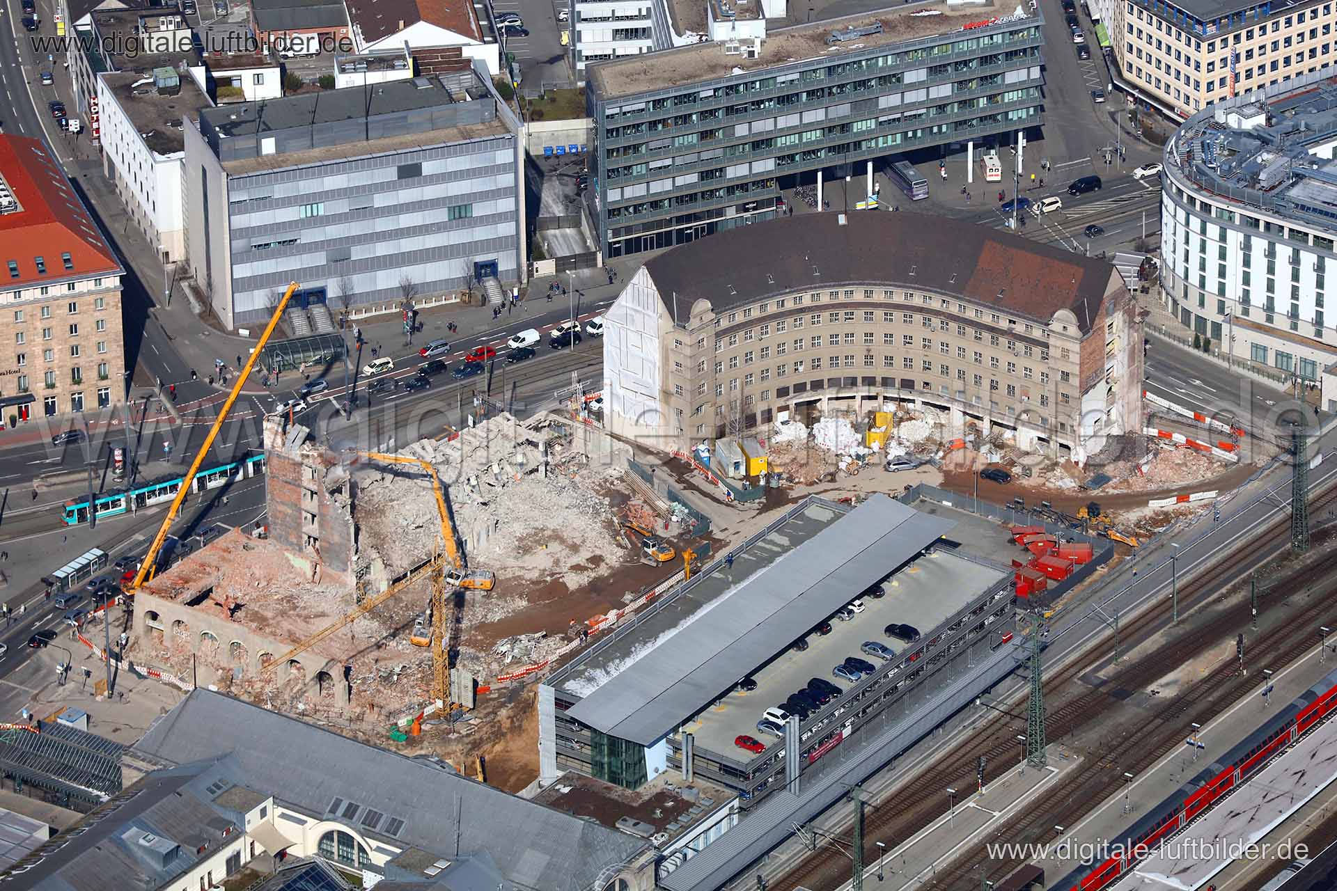 Titel: Hauptbahnhof, Bildnummer: c250870, Ort / Stadt: Nürnberg, (Land)Kreis: kreisfreie Stadt Nürnberg, Regierungsbezirk: Mittelfranken, Bundesland: Bayern, Aufnahmedatum: 21.03.2018, Schlagwörter: Luftbild, Luftbilder, Luftbildfotografie, Luftaufnahme, Luftbildaufnahme, Luftfoto, Vogelperspektive, Vogelansicht, Deutschland, Schräg- und Senkrecht-Luftaufnahmen, Orthofotografie, Hauptbahnhof, ehem. Post, Baustelle, Großbaustelle, Abriss, Abrissarbeiten, Bagger, Kran, Kräne, Bauschutt, Bau, Bahnh