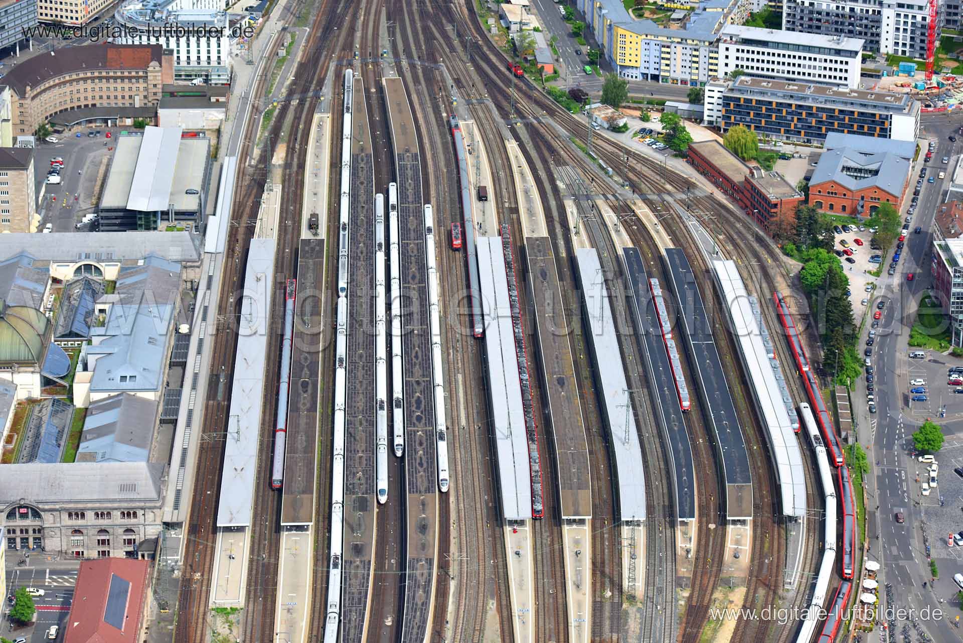 Titel: Hauptbahnhof, Bildnummer: n148030, Ort / Stadt: Nürnberg, (Land)Kreis: kreisfreie Stadt Nürnberg, Regierungsbezirk: Mittelfranken, Bundesland: Bayern, Aufnahmedatum: 11.05.2015, Schlagwörter: Luftbild, Luftbilder, Luftbildfotografie, Luftaufnahme, Luftbildaufnahme, Luftfoto, Vogelperspektive, Vogelansicht, Deutschland, Schräg- und Senkrecht-Luftaufnahmen, Orthofotografie, Hauptbahnhof, Bahnhofstraße, Gleis, Zug, Köhnstraße, 90478, Hinterm Bahnhof, 90459, Bahnverkehr, Gewerbeflächen & Gewe