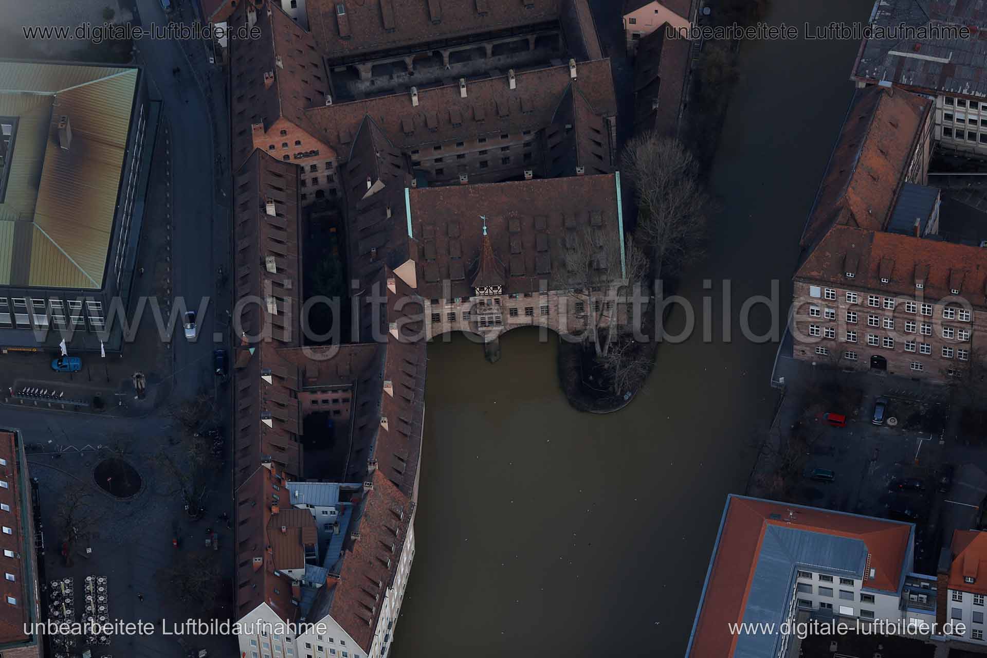 Titel: Heilig-Geist-Spital, Bildnummer: c133570, Ort / Stadt: Nürnberg, (Land)Kreis: kreisfreie Stadt Nürnberg, Regierungsbezirk: Mittelfranken, Bundesland: Bayern, Aufnahmedatum: 03.03.2015, Schlagwörter: Luftbild, Luftbilder, Luftbildfotografie, Luftaufnahme, Luftbildaufnahme, Luftfoto, Vogelperspektive, Vogelansicht, Deutschland, Schräg- und Senkrecht-Luftaufnahmen, Orthofotografie, Heilig-Geist-Spital, Altstadt, Altbau, Sandstein, Sandsteinbau, Pegnitz, Fluss, Gewässer, Monat: März, Jahresze