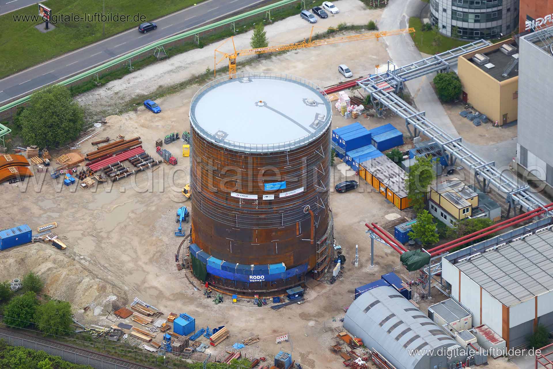 Titel: Heizkraftwerk Kesselbau, Bildnummer: c108510, Ort / Stadt: Nürnberg, (Land)Kreis: kreisfreie Stadt Nürnberg, Regierungsbezirk: Mittelfranken, Bundesland: Bayern, Aufnahmedatum: 03.05.2014, Schlagwörter: Luftbild, Luftbilder, Luftbildfotografie, Luftaufnahme, Luftbildaufnahme, Luftfoto, Vogelperspektive, Vogelansicht, Deutschland, Schräg- und Senkrecht-Luftaufnahmen, Orthofotografie, Heizkraftwerk, Kessel, Tank, Behälter, Sandreuth, N-Ergie, Wärmespeicher, Industrie, Heizkraftwerk Kesselba