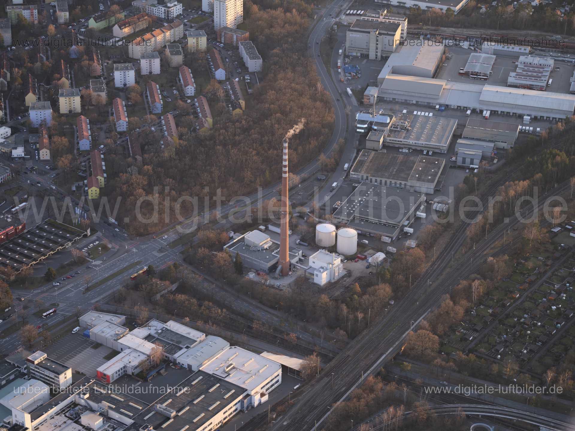 Titel: Heizkraftwerk Nürnberg Langwasser, Bildnummer: f406530, Ort / Stadt: Nürnberg, (Land)Kreis: kreisfreie Stadt Nürnberg, Regierungsbezirk: Mittelfranken, Bundesland: Bayern, Aufnahmedatum: 06.03.2021, Schlagwörter: Luftbild, Luftbilder, Luftbildfotografie, Luftaufnahme, Luftbildaufnahme, Luftfoto, Vogelperspektive, Vogelansicht, Deutschland, Schräg- und Senkrecht-Luftaufnahmen, Orthofotografie, 90471, Nürnberg, 90473, Breslauer Straße, Scharfreiterring, Trebnitzer Straße, Heizkraftwerk Nürn