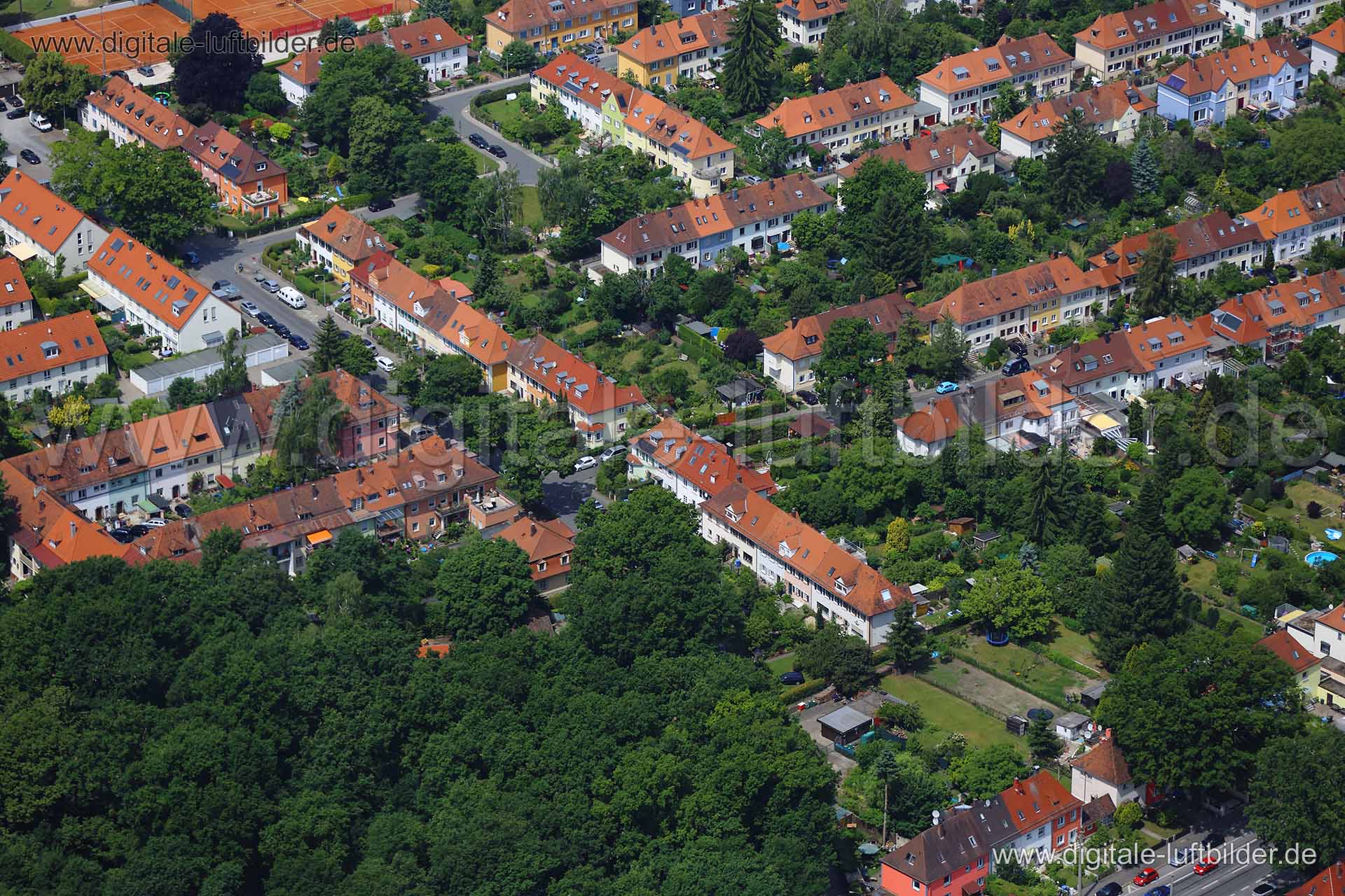 Titel: Herrnhüttestraße, Bildnummer: c119010, Ort / Stadt: Nürnberg, (Land)Kreis: kreisfreie Stadt Nürnberg, Regierungsbezirk: Mittelfranken, Bundesland: Bayern, Aufnahmedatum: 19.06.2014, Schlagwörter: Luftbild, Luftbilder, Luftbildfotografie, Luftaufnahme, Luftbildaufnahme, Luftfoto, Vogelperspektive, Vogelansicht, Deutschland, Schräg- und Senkrecht-Luftaufnahmen, Orthofotografie, Herrnhüttestraße, Ziegelstein, Heimstättenstraße, Gräfenberger Straße, Moosstraße, Wohnsiedlung, Monat: Juni, Jahr