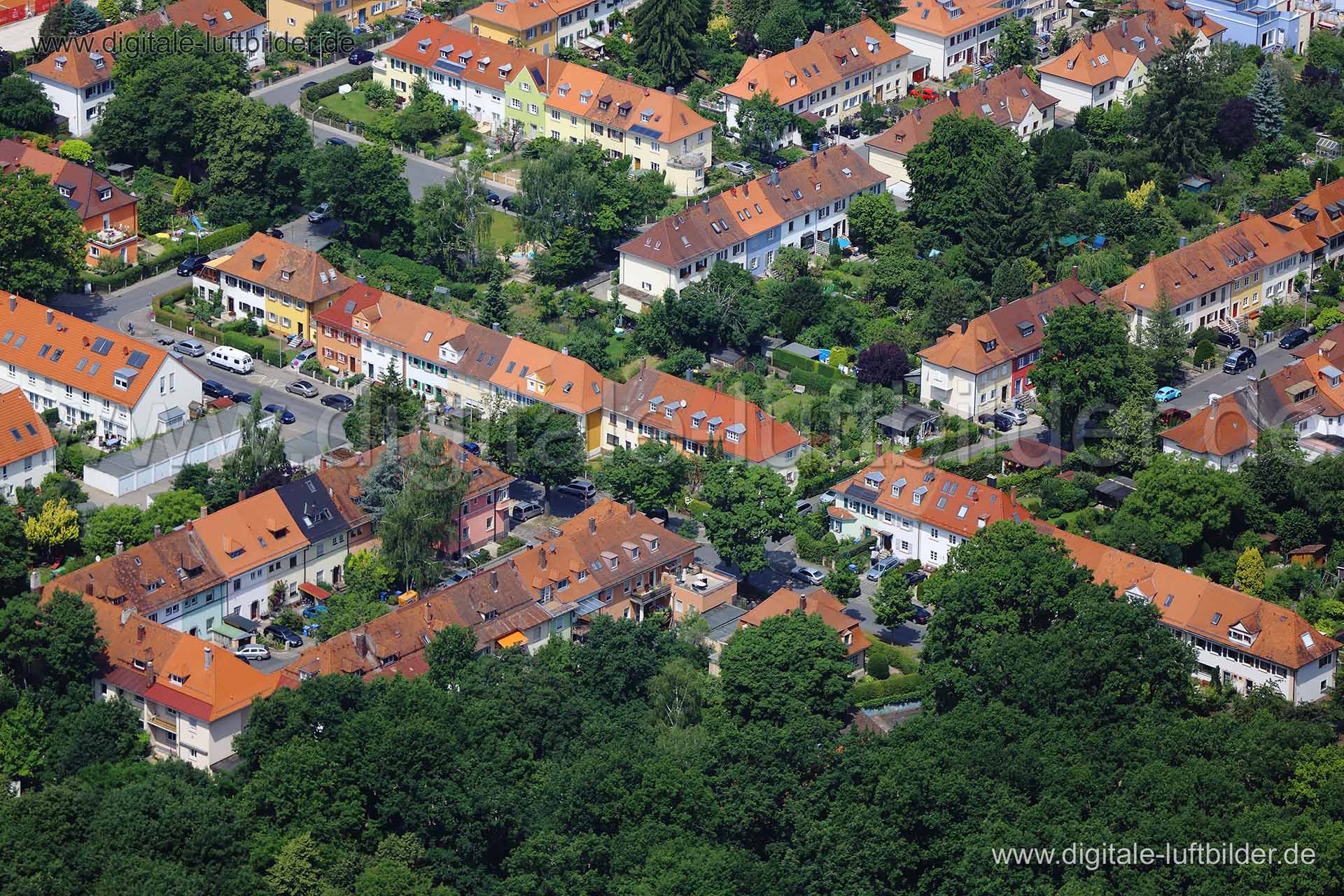 Titel: Herrnhüttestraße, Bildnummer: c119020, Ort / Stadt: Nürnberg, (Land)Kreis: kreisfreie Stadt Nürnberg, Regierungsbezirk: Mittelfranken, Bundesland: Bayern, Aufnahmedatum: 19.06.2014, Schlagwörter: Luftbild, Luftbilder, Luftbildfotografie, Luftaufnahme, Luftbildaufnahme, Luftfoto, Vogelperspektive, Vogelansicht, Deutschland, Schräg- und Senkrecht-Luftaufnahmen, Orthofotografie, Herrnhüttestraße, Ziegelstein, Heimstättenstraße, Gräfenberger Straße, Moosstraße, Wohnsiedlung, Monat: Juni, Jahr