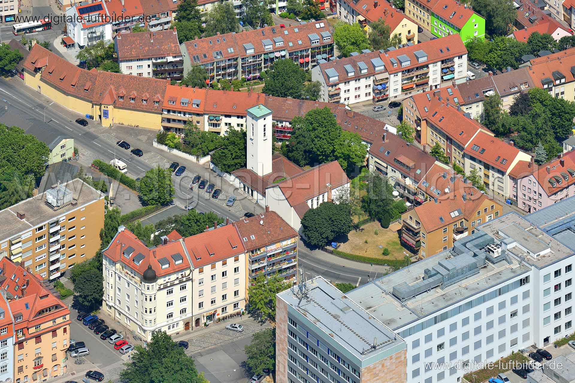 Titel: Hirsvogelstraße, Bildnummer: n055650, Ort / Stadt: Nürnberg, (Land)Kreis: kreisfreie Stadt Nürnberg, Regierungsbezirk: Mittelfranken, Bundesland: Bayern, Aufnahmedatum: 19.07.2013, Schlagwörter: Luftbild, Luftbilder, Luftbildfotografie, Luftaufnahme, Luftbildaufnahme, Luftfoto, Vogelperspektive, Vogelansicht, Deutschland, Schräg- und Senkrecht-Luftaufnahmen, Orthofotografie, Wollentorstraße, Luftschutzbunker, Dunkelkammer, Kesslerplatz, Hirsvogelstraße, Keßlerplatz, Schranke, Wöhrder Haup