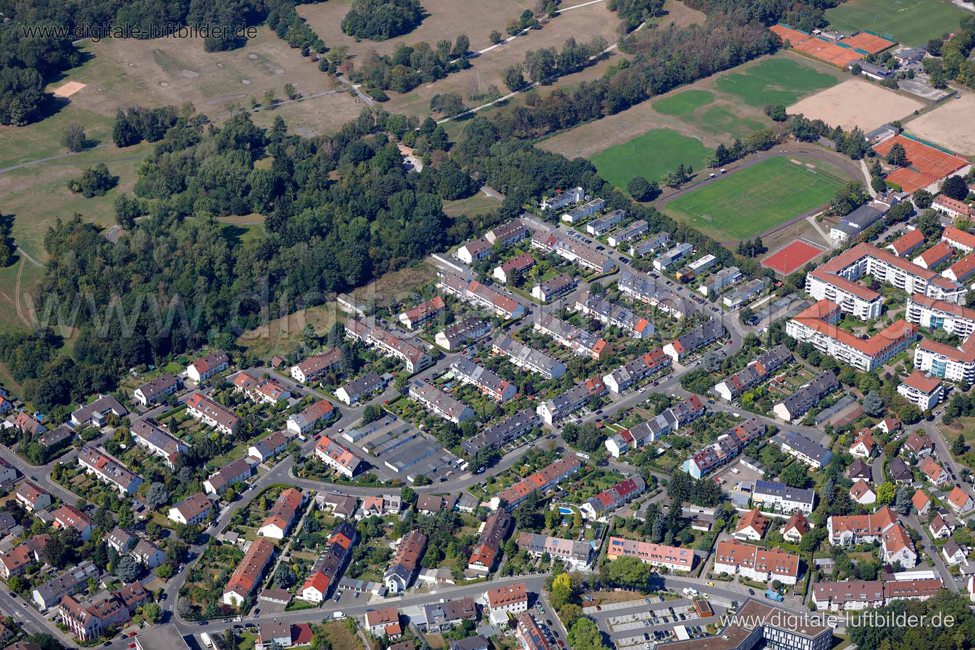 Titel: Hörberweg, Bildnummer: c152240, Ort / Stadt: Nürnberg, (Land)Kreis: kreisfreie Stadt Nürnberg, Regierungsbezirk: Mittelfranken, Bundesland: Bayern, Aufnahmedatum: 26.08.2015, Schlagwörter: Luftbild, Luftbilder, Luftbildfotografie, Luftaufnahme, Luftbildaufnahme, Luftfoto, Vogelperspektive, Vogelansicht, Deutschland, Schräg- und Senkrecht-Luftaufnahmen, Orthofotografie, Ziegelstein, Hörberweg, Christian-Wildner-Straße, Peter-Ulsch-Straße, Belznerweg, Falknerweg, Schankalaweg, Hermann-Streb