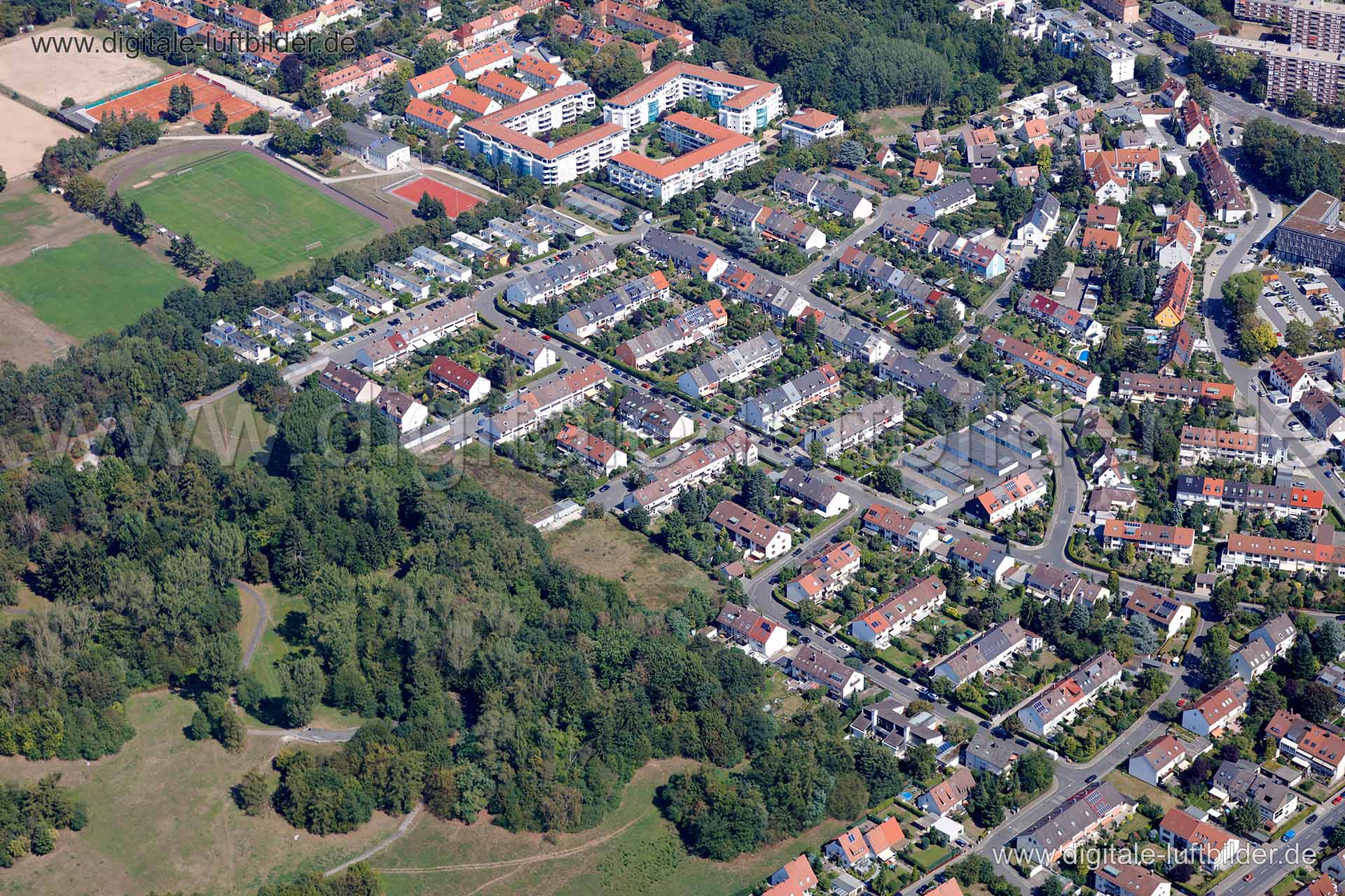 Titel: Hörberweg, Bildnummer: c152300, Ort / Stadt: Nürnberg, (Land)Kreis: kreisfreie Stadt Nürnberg, Regierungsbezirk: Mittelfranken, Bundesland: Bayern, Aufnahmedatum: 26.08.2015, Schlagwörter: Luftbild, Luftbilder, Luftbildfotografie, Luftaufnahme, Luftbildaufnahme, Luftfoto, Vogelperspektive, Vogelansicht, Deutschland, Schräg- und Senkrecht-Luftaufnahmen, Orthofotografie, Ziegelstein, Hörberweg, Christian-Wildner-Straße, Peter-Ulsch-Straße, Belznerweg, Falknerweg, Schankalaweg, Hermann-Streb