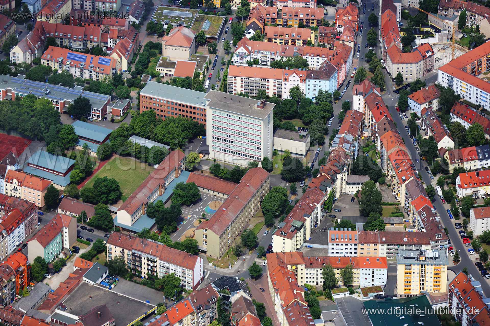 Titel: Holzgartenschule, Bildnummer: c117570, Ort / Stadt: Nürnberg, (Land)Kreis: kreisfreie Stadt Nürnberg, Regierungsbezirk: Mittelfranken, Bundesland: Bayern, Aufnahmedatum: 19.06.2014, Schlagwörter: Luftbild, Luftbilder, Luftbildfotografie, Luftaufnahme, Luftbildaufnahme, Luftfoto, Vogelperspektive, Vogelansicht, Deutschland, Schräg- und Senkrecht-Luftaufnahmen, Orthofotografie, Holzgartenschule, Holzgartenstraße, Augustenstraße, Südstadt, Forsthofstraße, Lichtenhofstraße, Irenenstraße, 9046