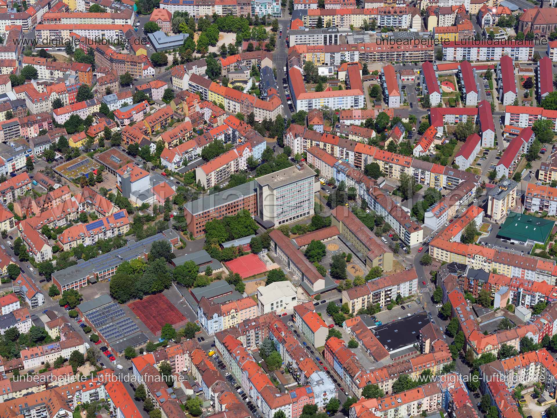 Titel: Holzgartenschule, Bildnummer: f384230, Ort / Stadt: Nürnberg, (Land)Kreis: kreisfreie Stadt Nürnberg, Regierungsbezirk: Mittelfranken, Bundesland: Bayern, Aufnahmedatum: 01.08.2020, Schlagwörter: Luftbild, Luftbilder, Luftbildfotografie, Luftaufnahme, Luftbildaufnahme, Luftfoto, Vogelperspektive, Vogelansicht, Deutschland, Schräg- und Senkrecht-Luftaufnahmen, Orthofotografie, 90478, Nürnberg, 90461, Forsthofstraße, Schwanhardtstraße, Vordere Bleiweißstraße, Nibelungenstraße, Siegfriedstra