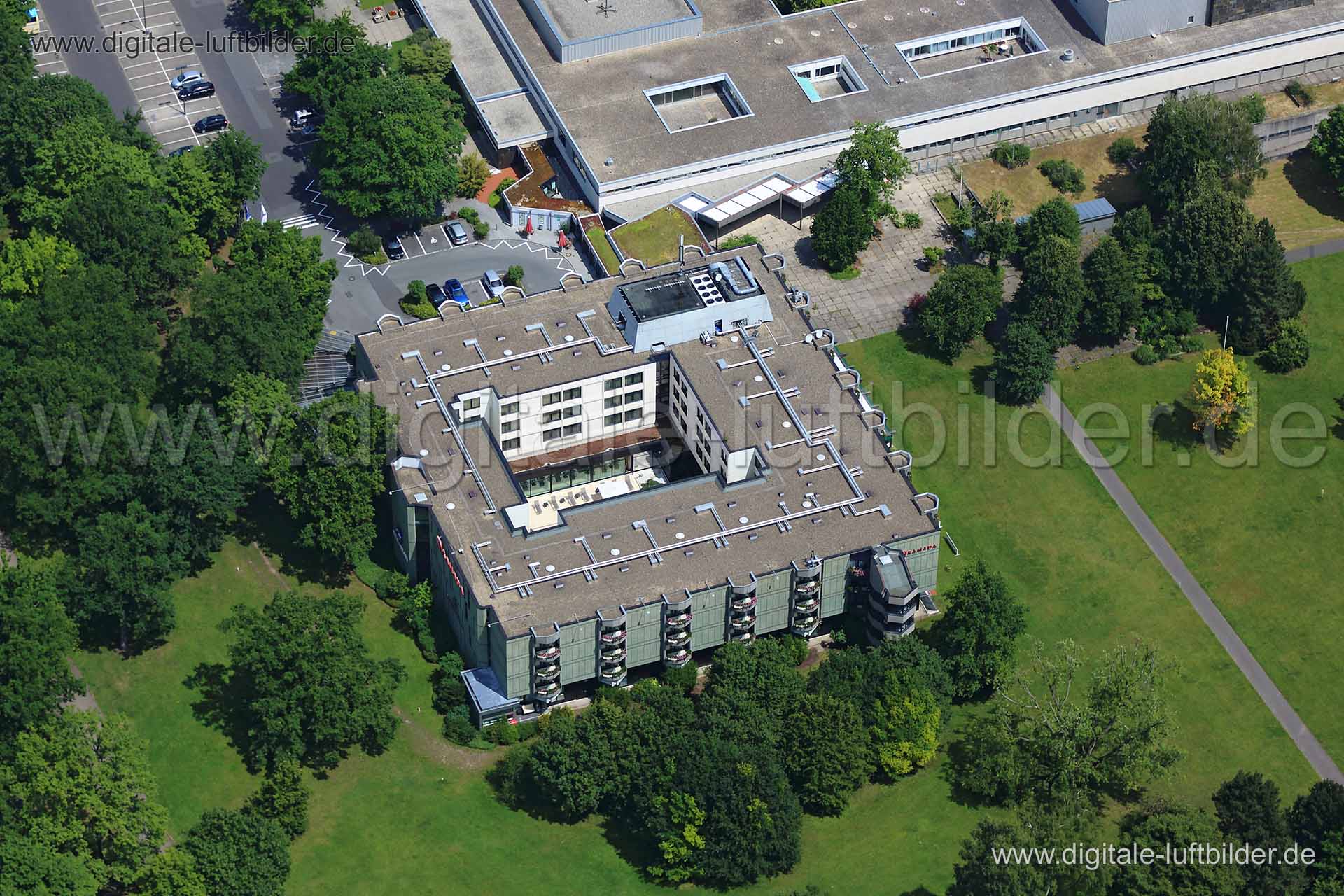 Titel: Hotel an der Meistersingerhalle, Bildnummer: c111140, Ort / Stadt: Nürnberg, (Land)Kreis: kreisfreie Stadt Nürnberg, Regierungsbezirk: Mittelfranken, Bundesland: Bayern, Aufnahmedatum: 19.06.2014, Schlagwörter: Luftbild, Luftbilder, Luftbildfotografie, Luftaufnahme, Luftbildaufnahme, Luftfoto, Vogelperspektive, Vogelansicht, Deutschland, Schräg- und Senkrecht-Luftaufnahmen, Orthofotografie, Hotel an der Meistersingerhalle, Luitpolhain, Meistersingerhalle, Münchener Straße, Gewerbeflächen