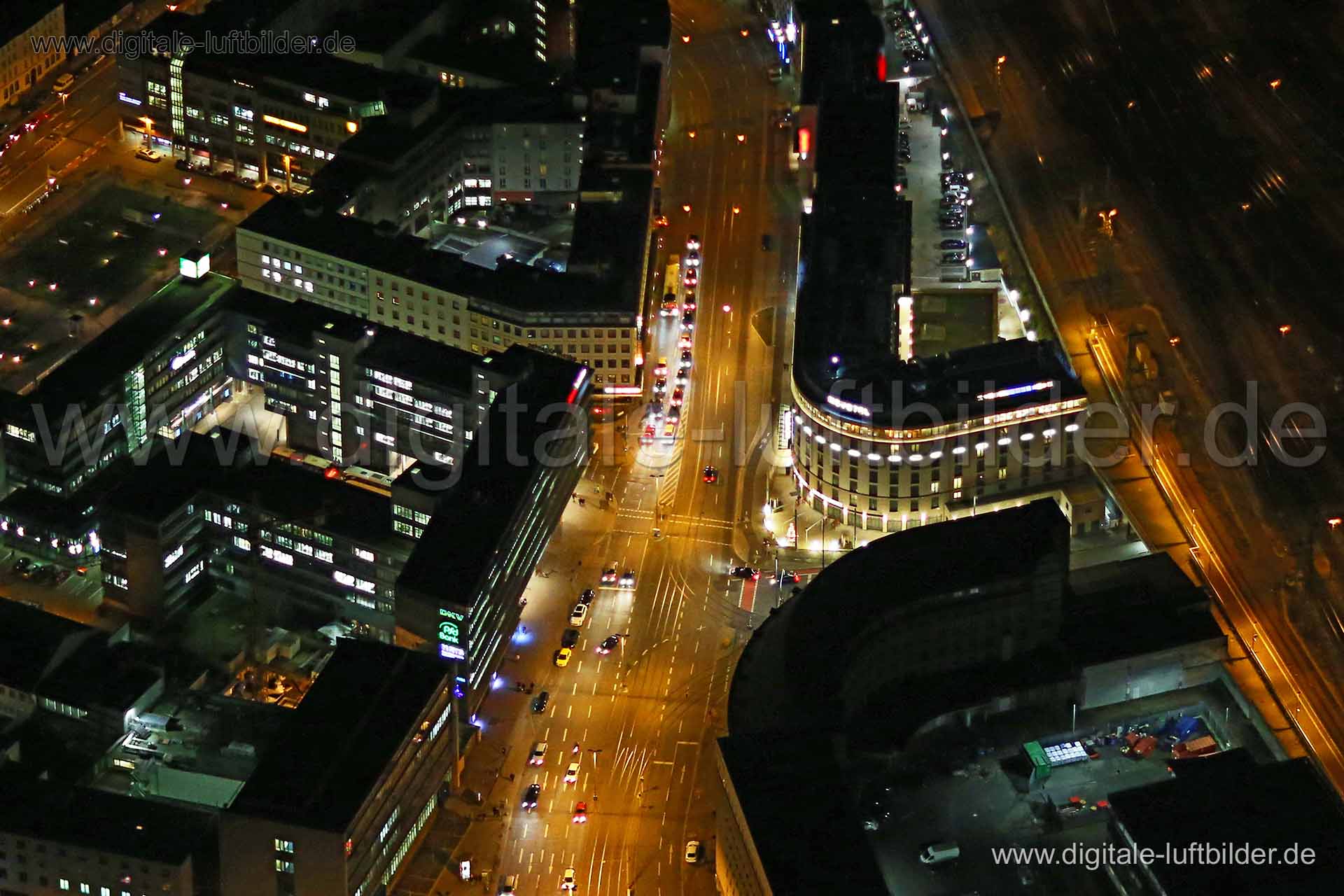 Titel: Hotels am Hauptbahnhof, Bildnummer: bb86210, Ort / Stadt: Nürnberg, (Land)Kreis: kreisfreie Stadt Nürnberg, Regierungsbezirk: Mittelfranken, Bundesland: Bayern, Aufnahmedatum: 22.12.2015, Schlagwörter: Luftbild, Luftbilder, Luftbildfotografie, Luftaufnahme, Luftbildaufnahme, Luftfoto, Vogelperspektive, Vogelansicht, Deutschland, Schräg- und Senkrecht-Luftaufnahmen, Orthofotografie, Bahnhofstraße, Hotel, Hotels, Willy-Brandt-Platz, Novotel, Bahnhofsplatz, Marienstraße, Gewerbeflächen & Gew
